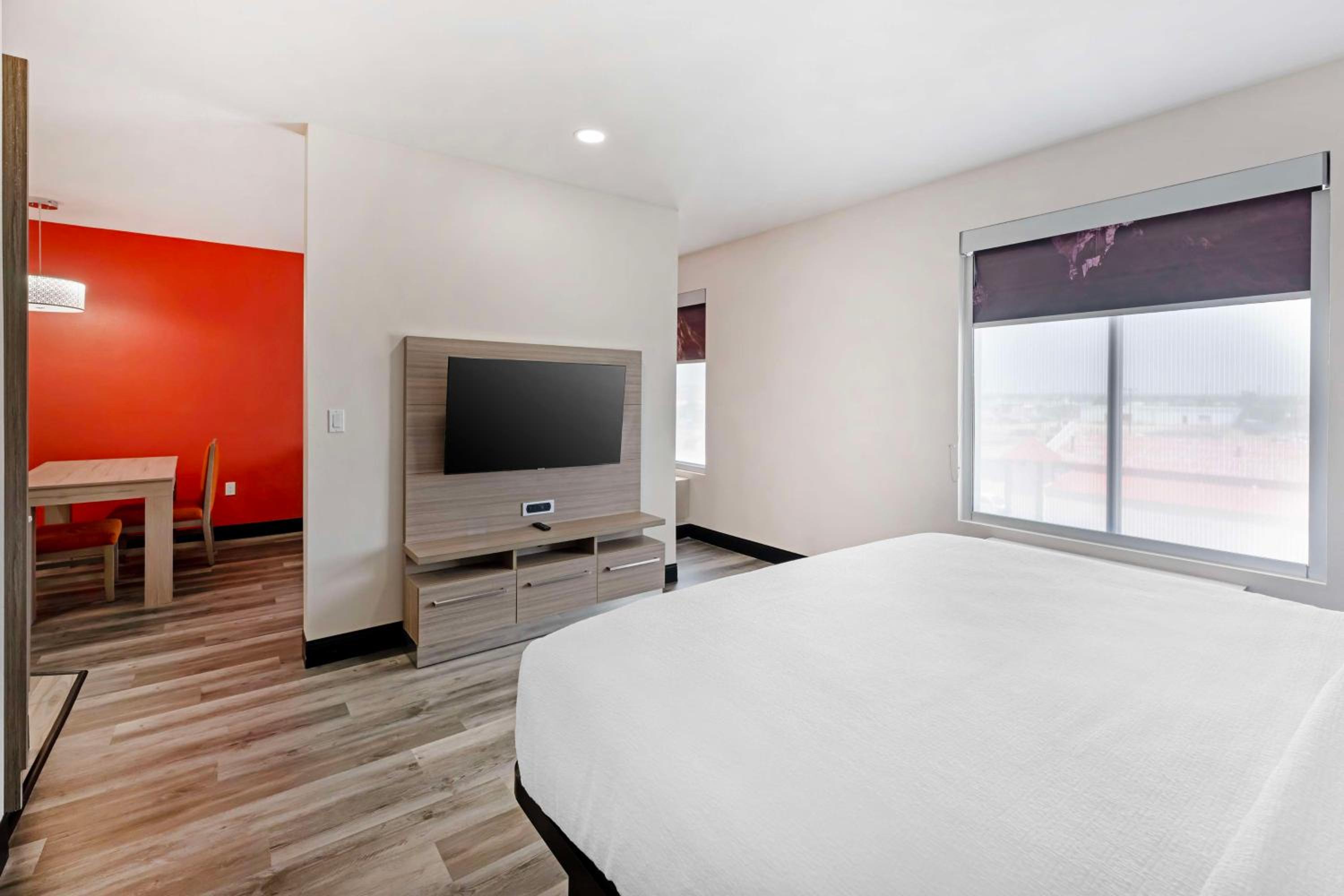 King Suite with Sofa Bed - Non-Smoking - Photo 7