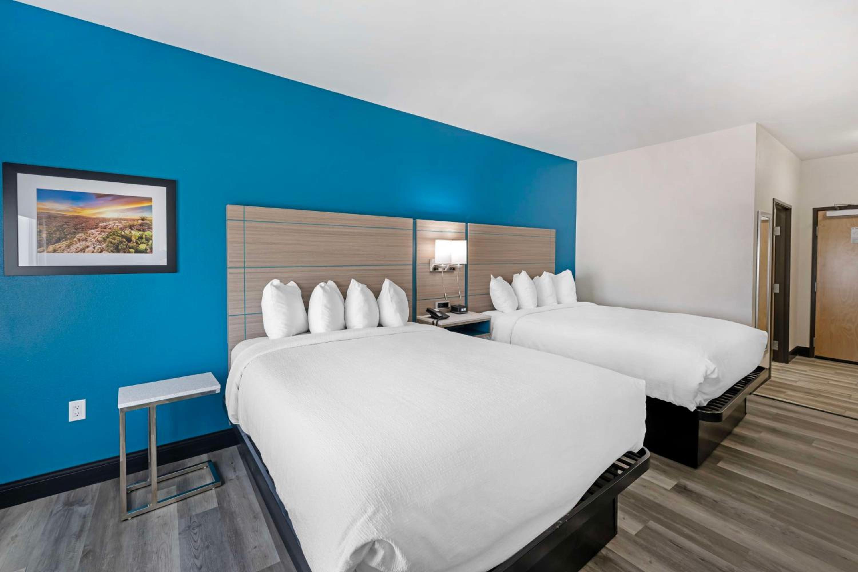 Queen Room with Two Queen Beds - Non-Smoking - Photo 4