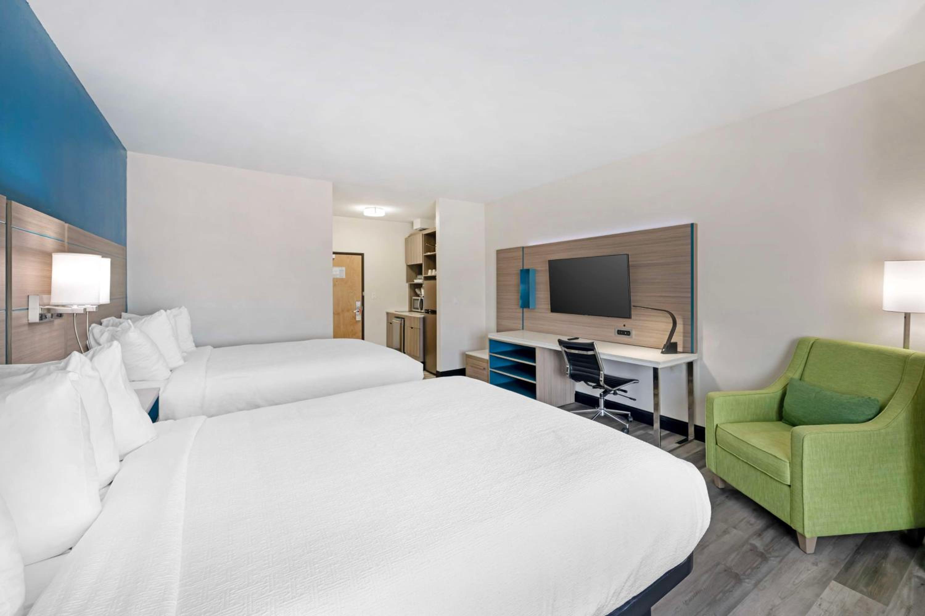 Queen Room with Two Queen Beds - Non-Smoking - Photo 3