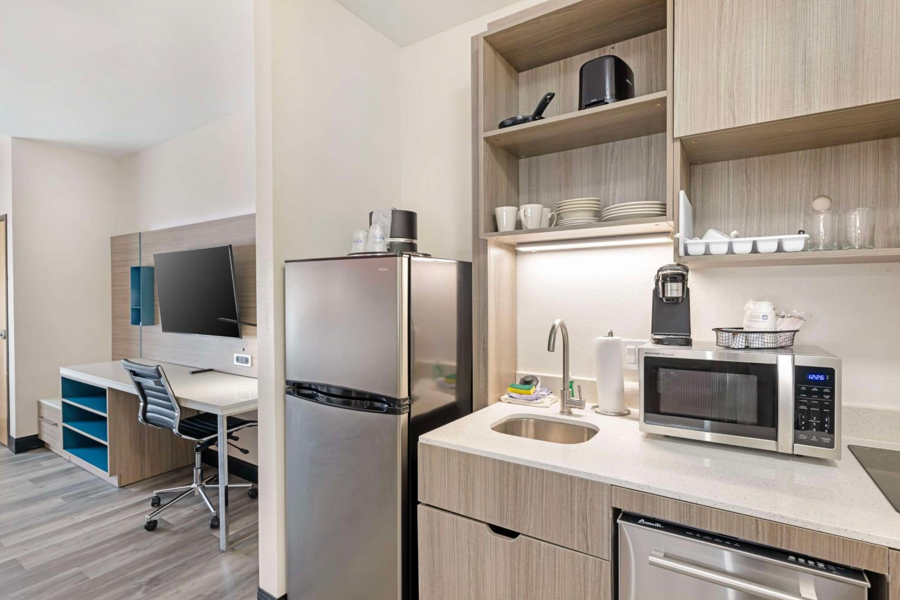 King Room with Kitchen - Photo 2