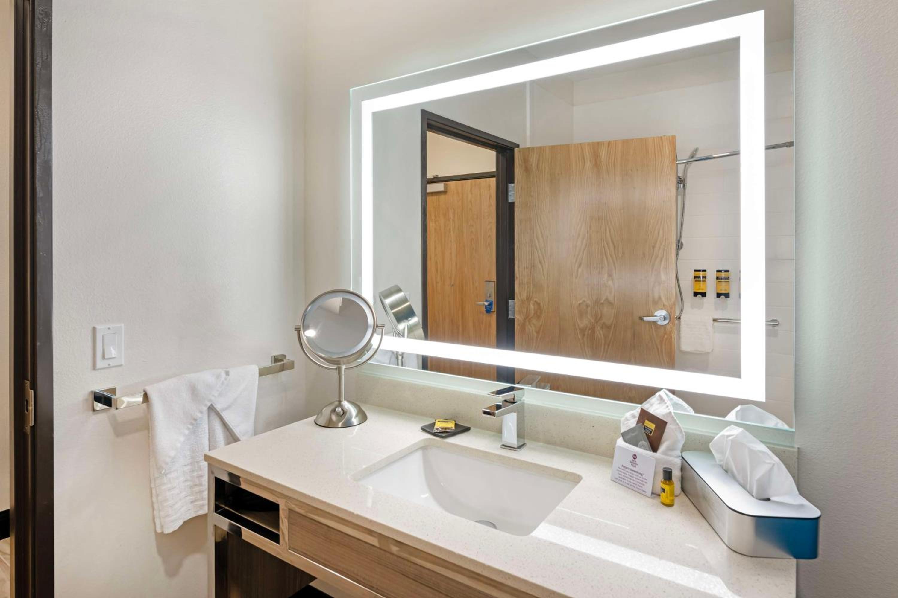 King Room - Disability Access - Poolside - Photo 3