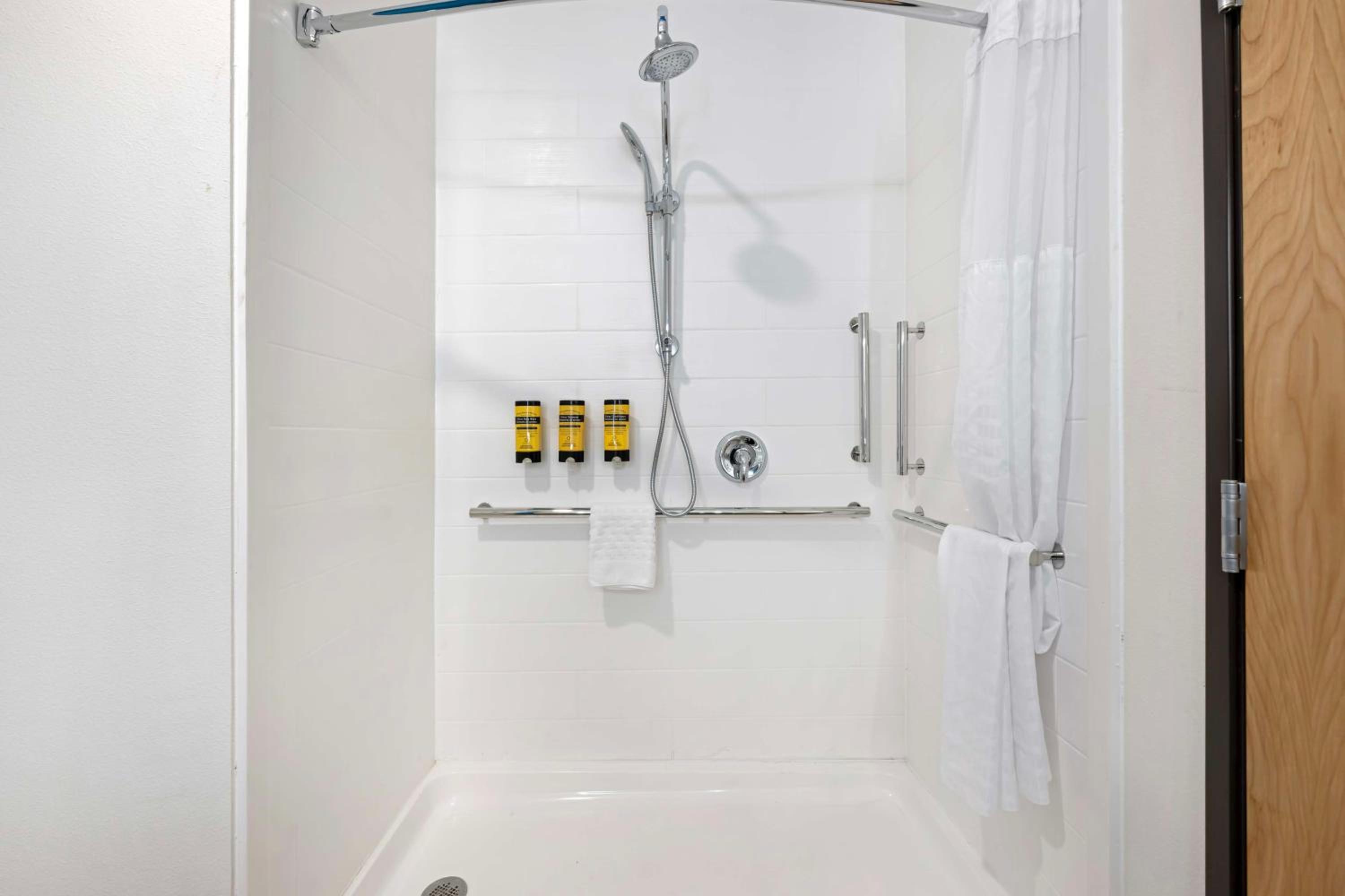 King Room - Disability Access - Poolside - Photo 5