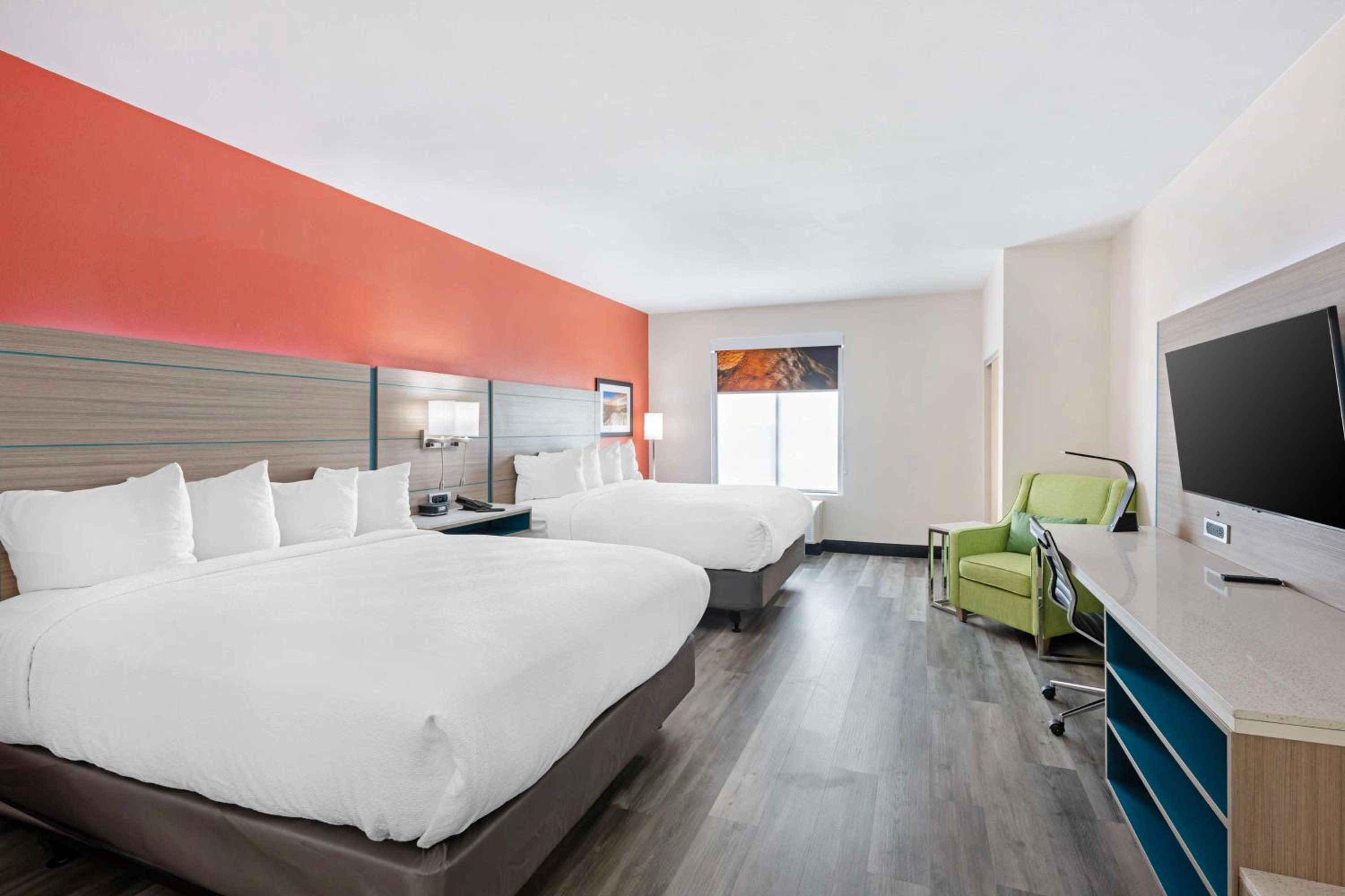 Queen Room with Two Queen Beds - Disability Access - Photo 3