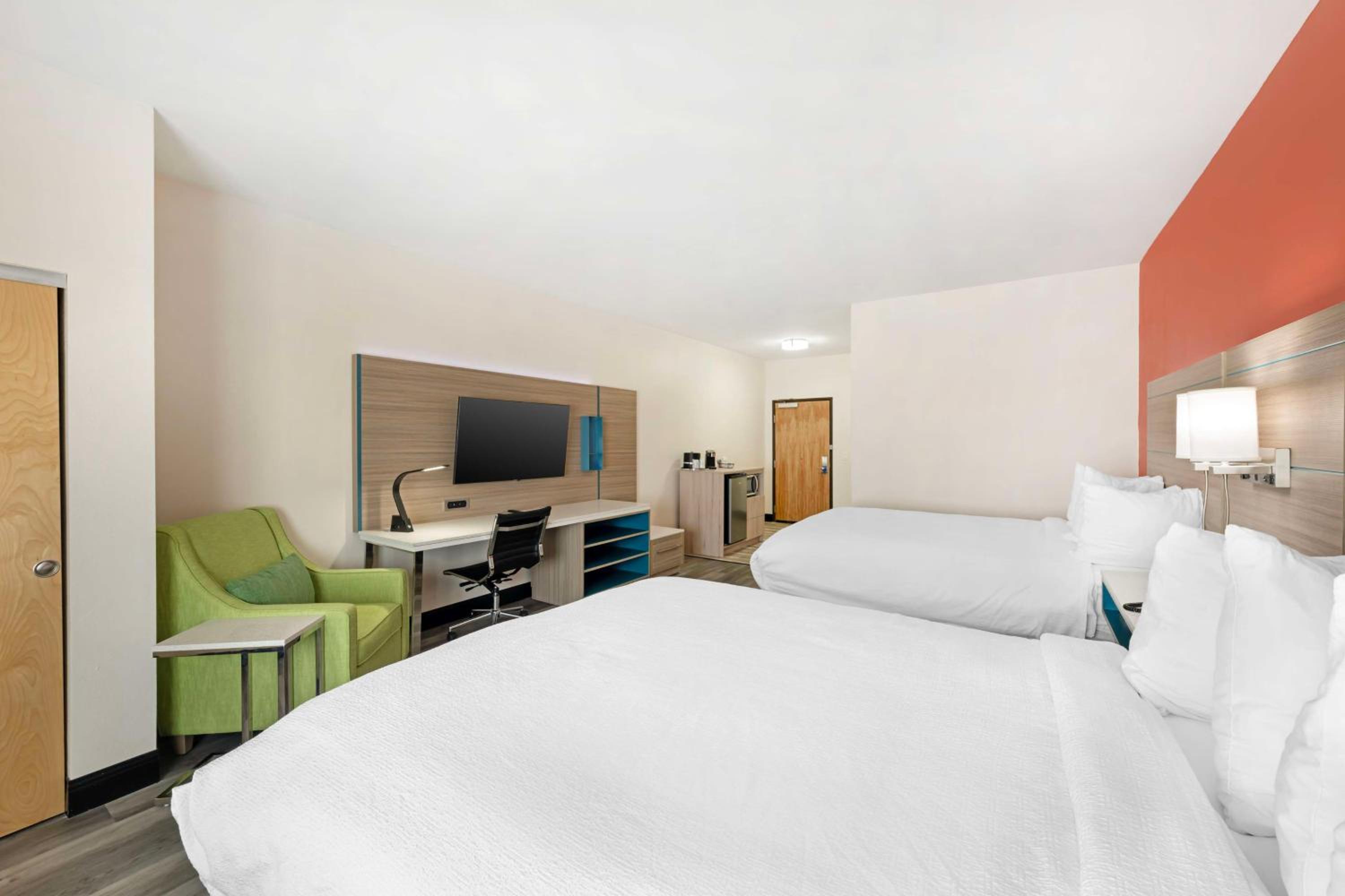 Queen Room with Two Queen Beds - Disability Access - Photo 2