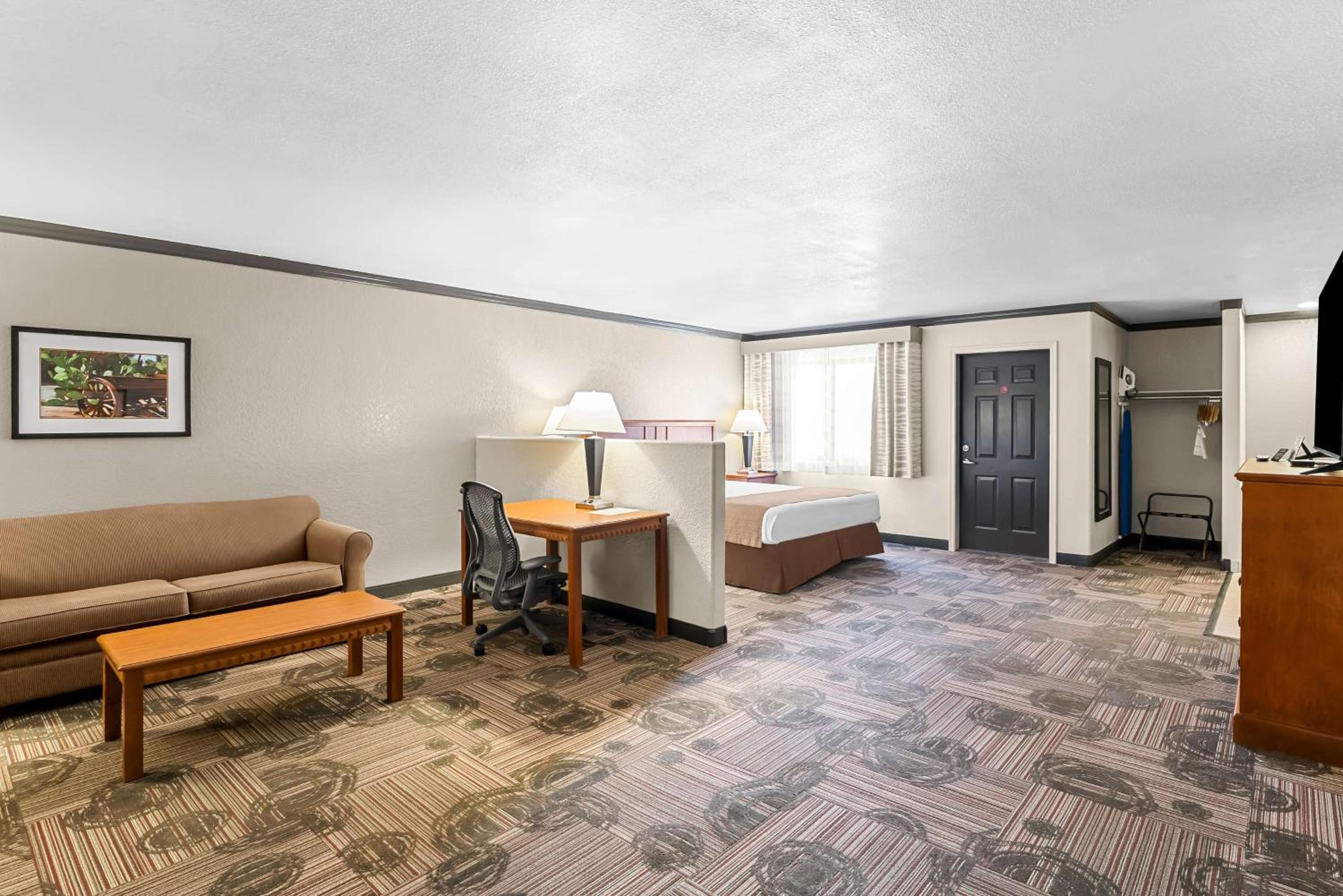 King Suite - Non-Smoking photo 1