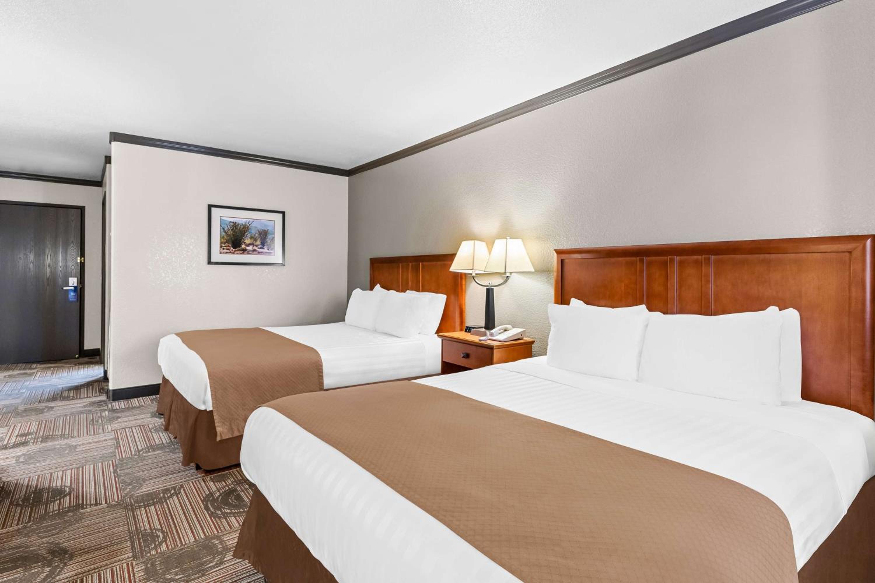 Queen Room with Two Queen Beds - Non-Smoking photo 1