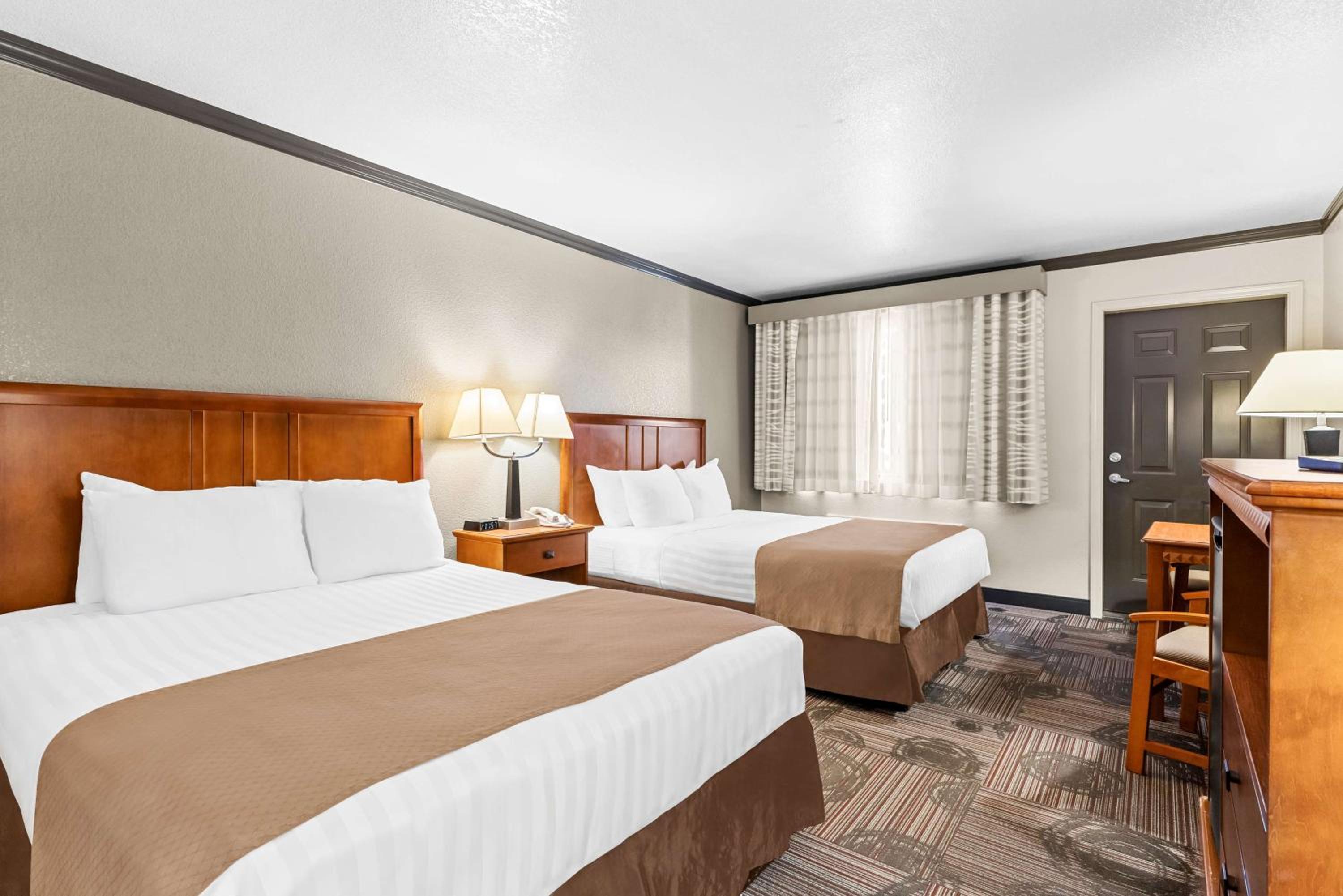Queen Room with Two Queen Beds - Non-Smoking photo 2