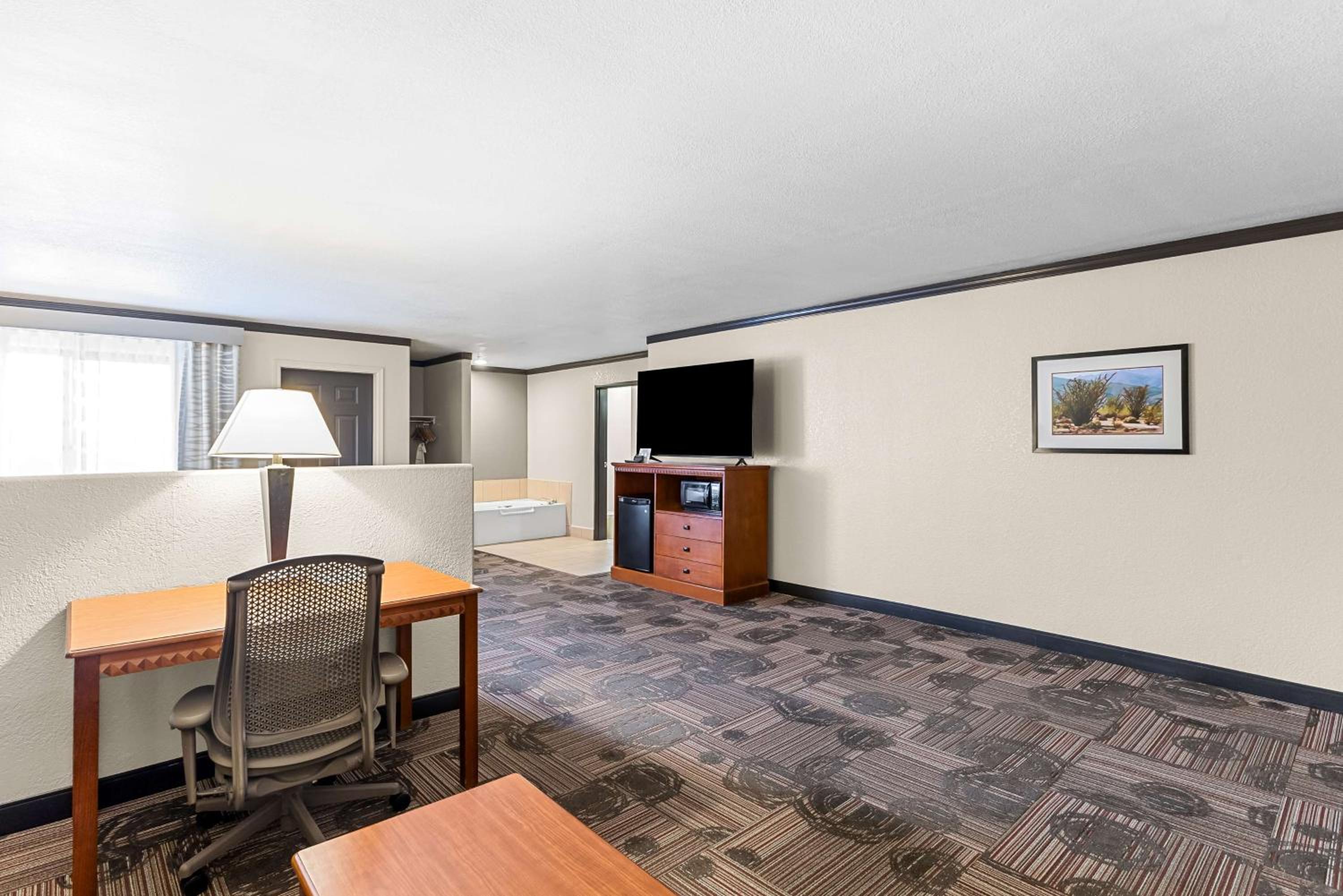 King Suite - Non-Smoking photo 2