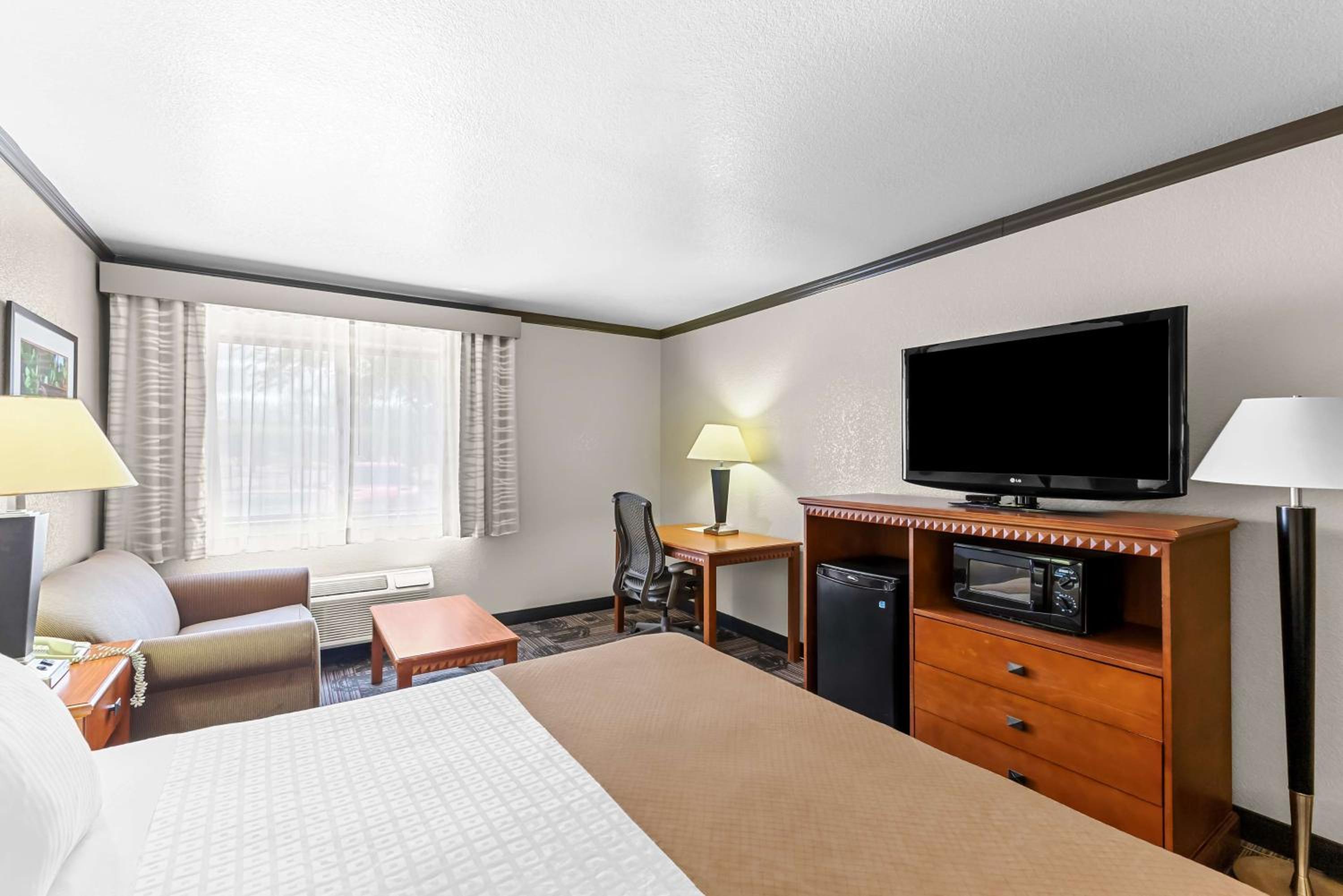 King Room with Walk-in Shower - Disability Access photo 3