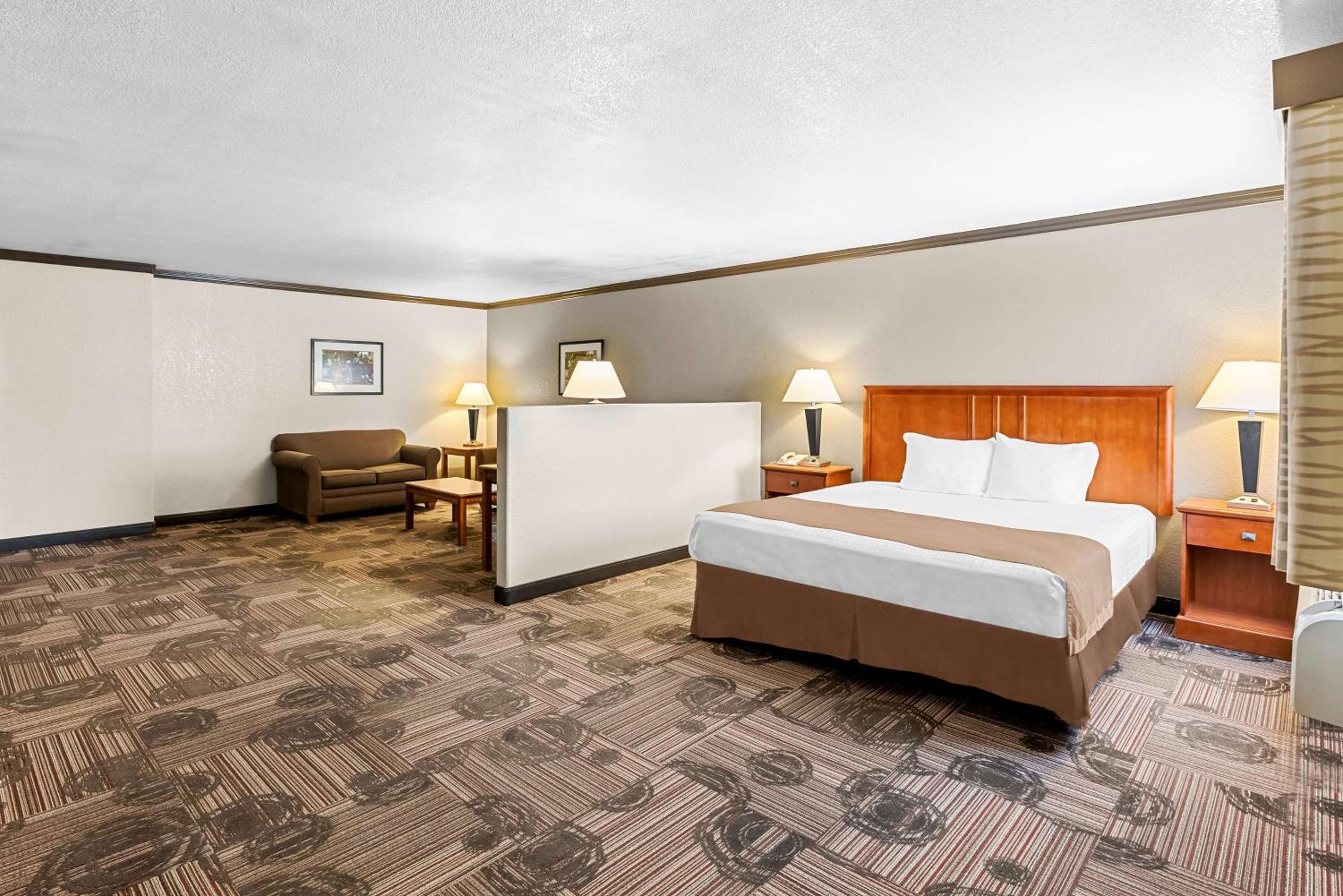 King Suite - Non-Smoking photo 3