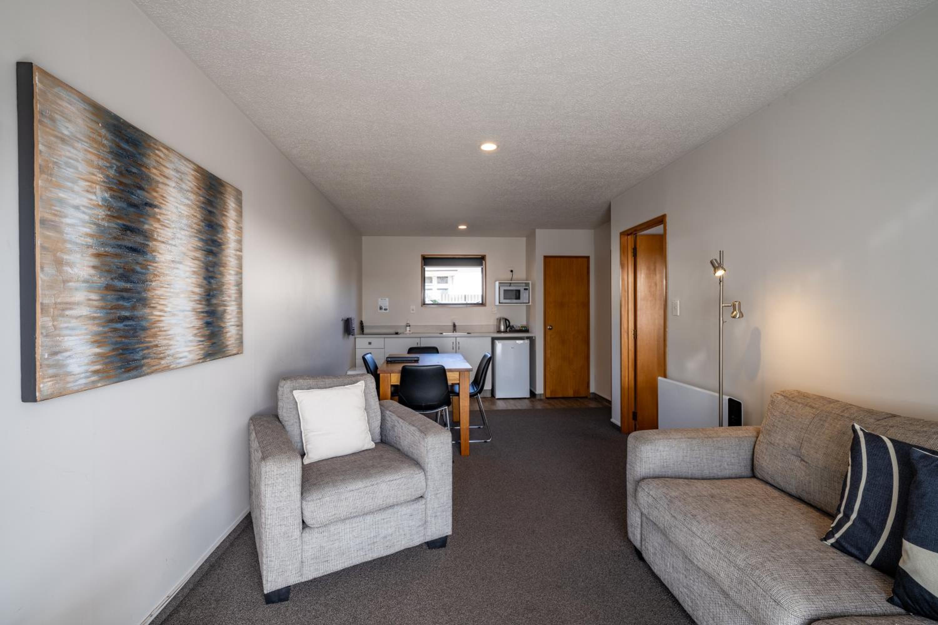 One-Bedroom Apartment photo 1