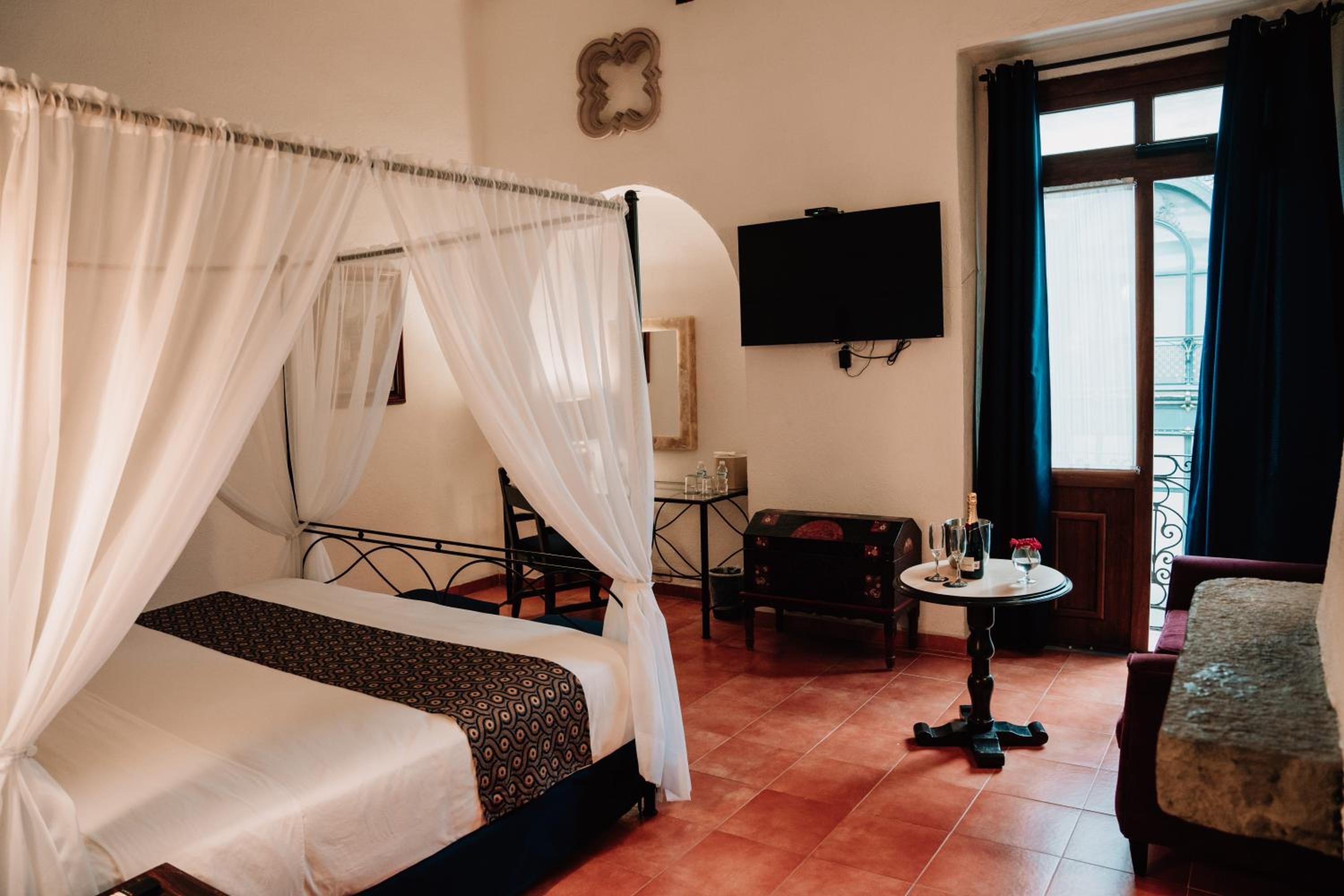 Deluxe Suite with Spa Bath photo 2