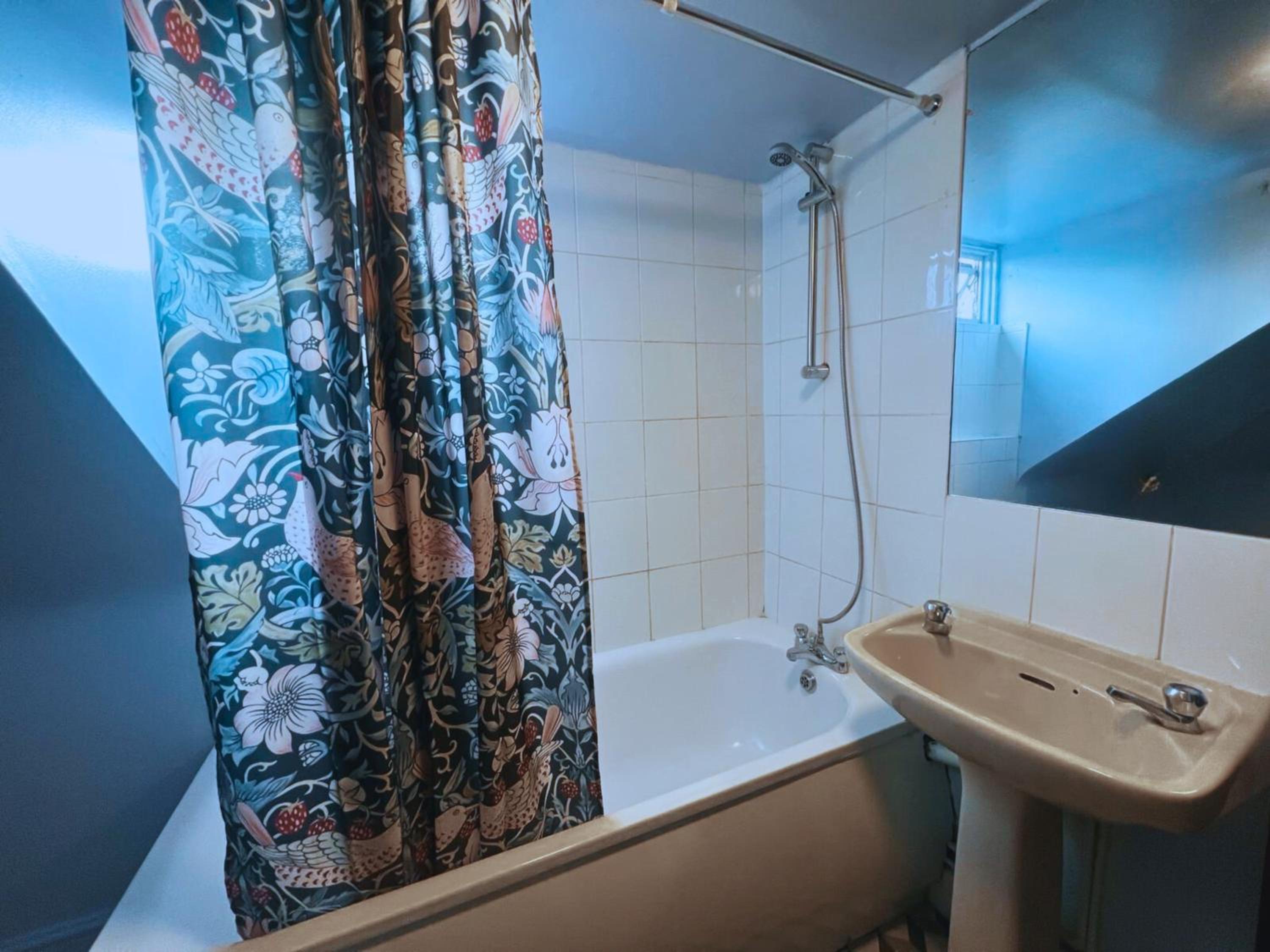 Double Room with Shared Bathroom photo 2