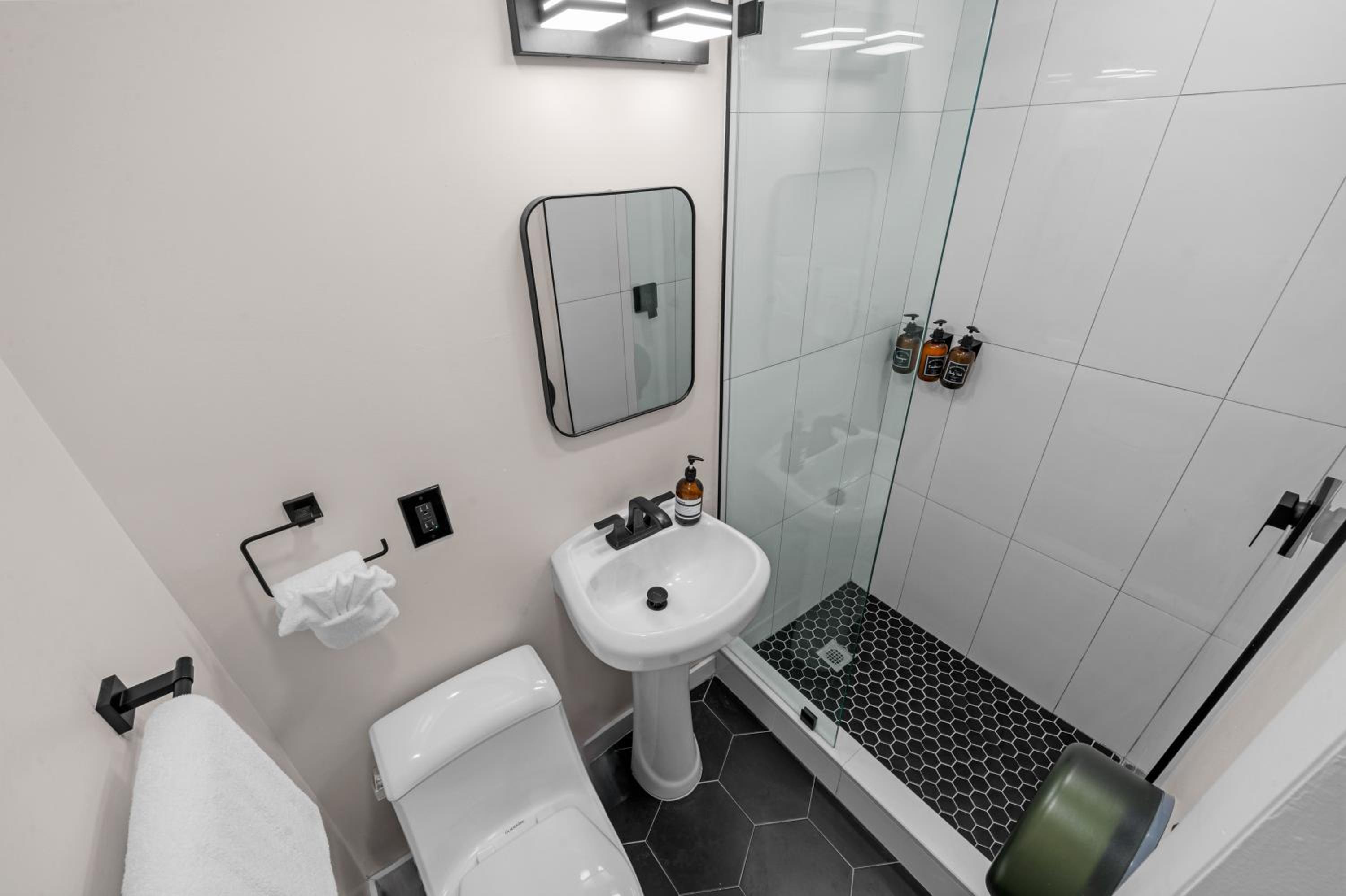 Standard Queen Room - Photo 3