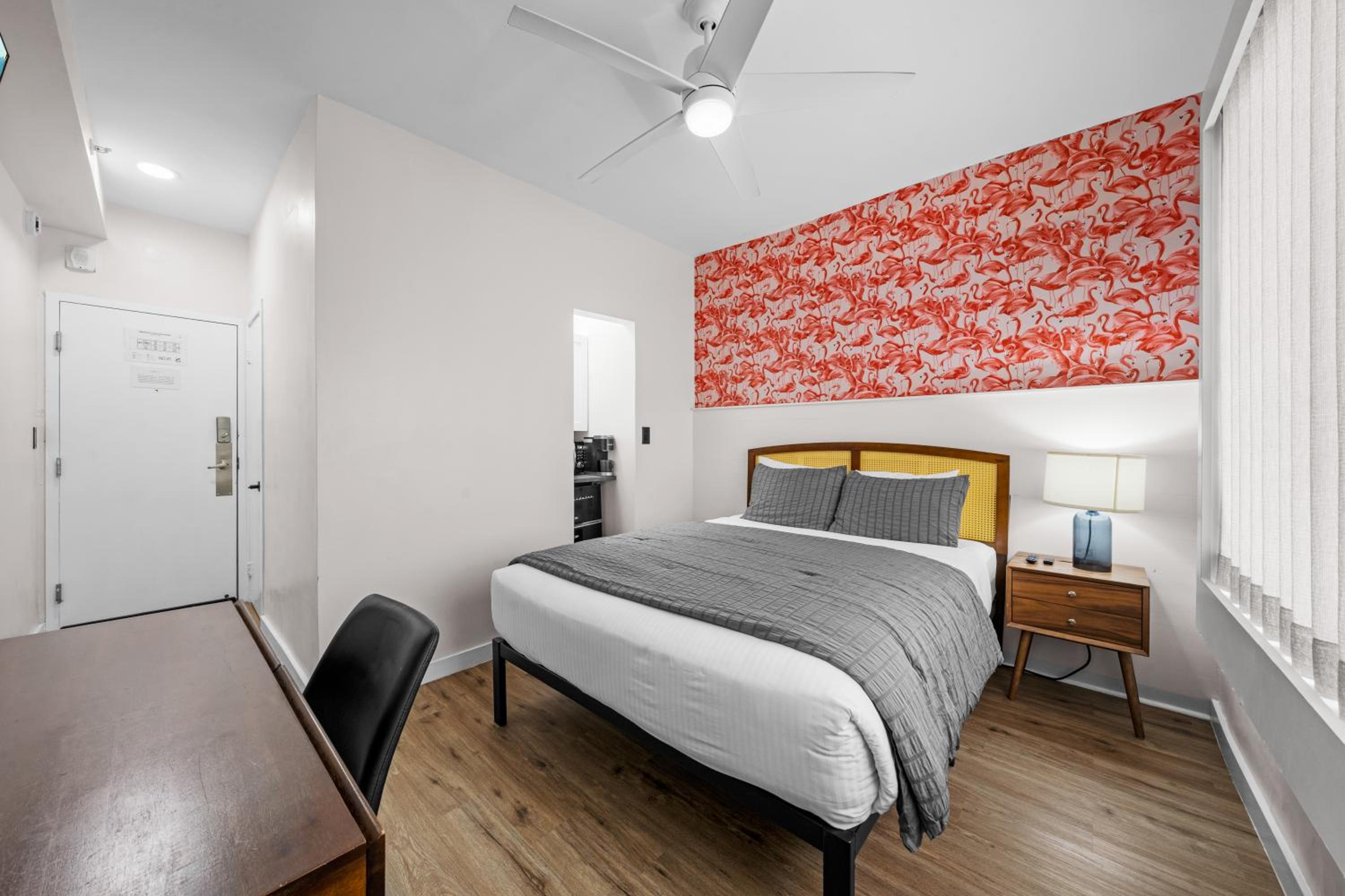 Standard Queen Room - Photo 6