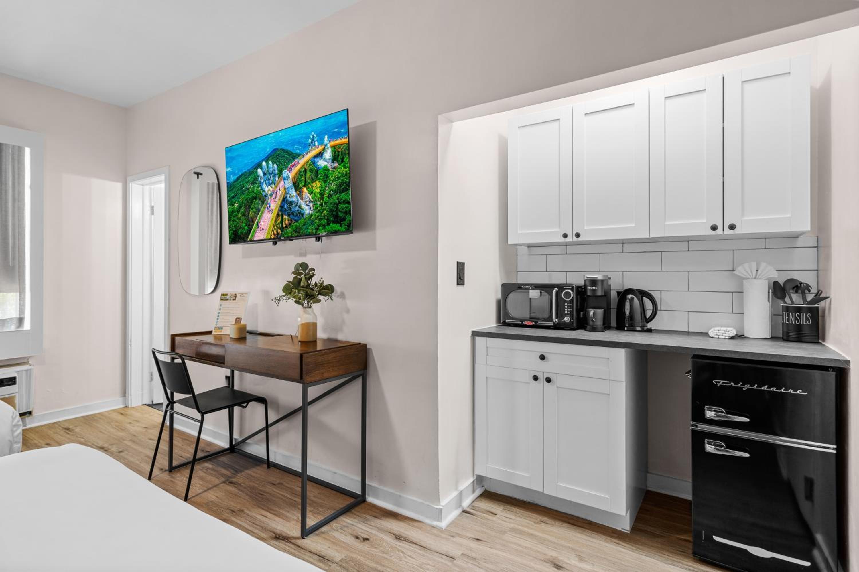 Deluxe Two Queen Beds with Kitchenette - Photo 8