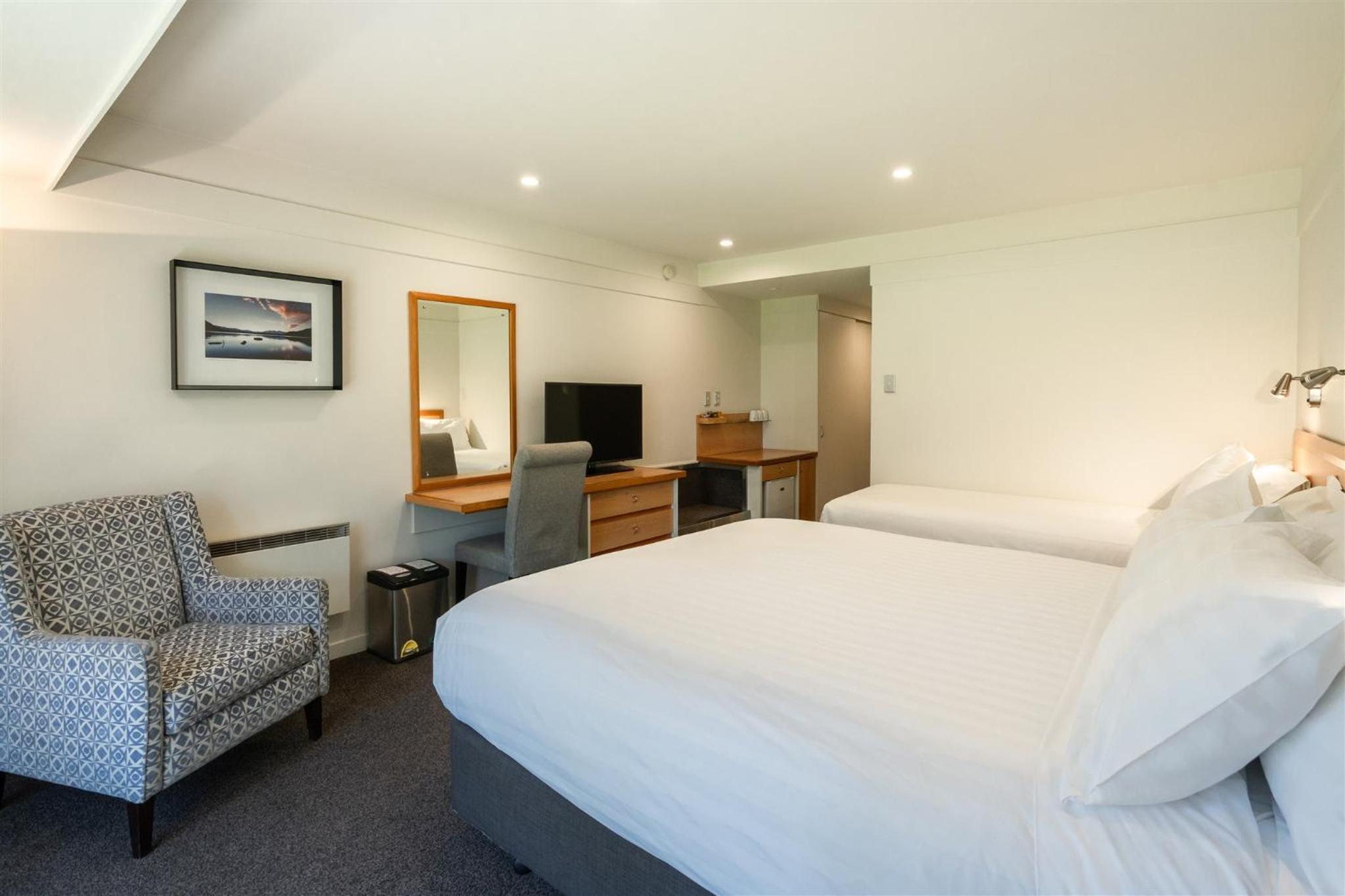 Hotel Room - Photo 2