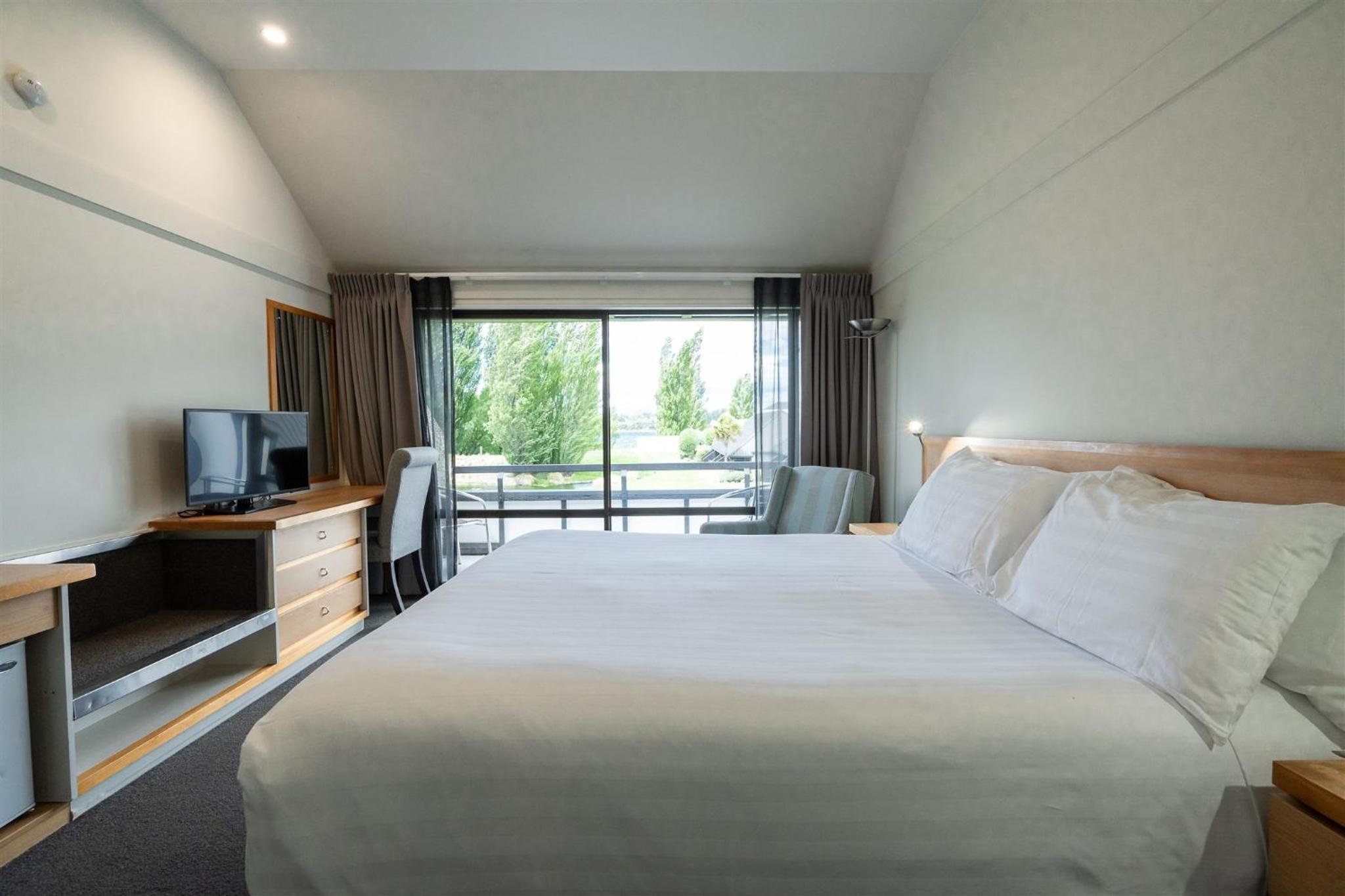 Hotel Room - Photo 3