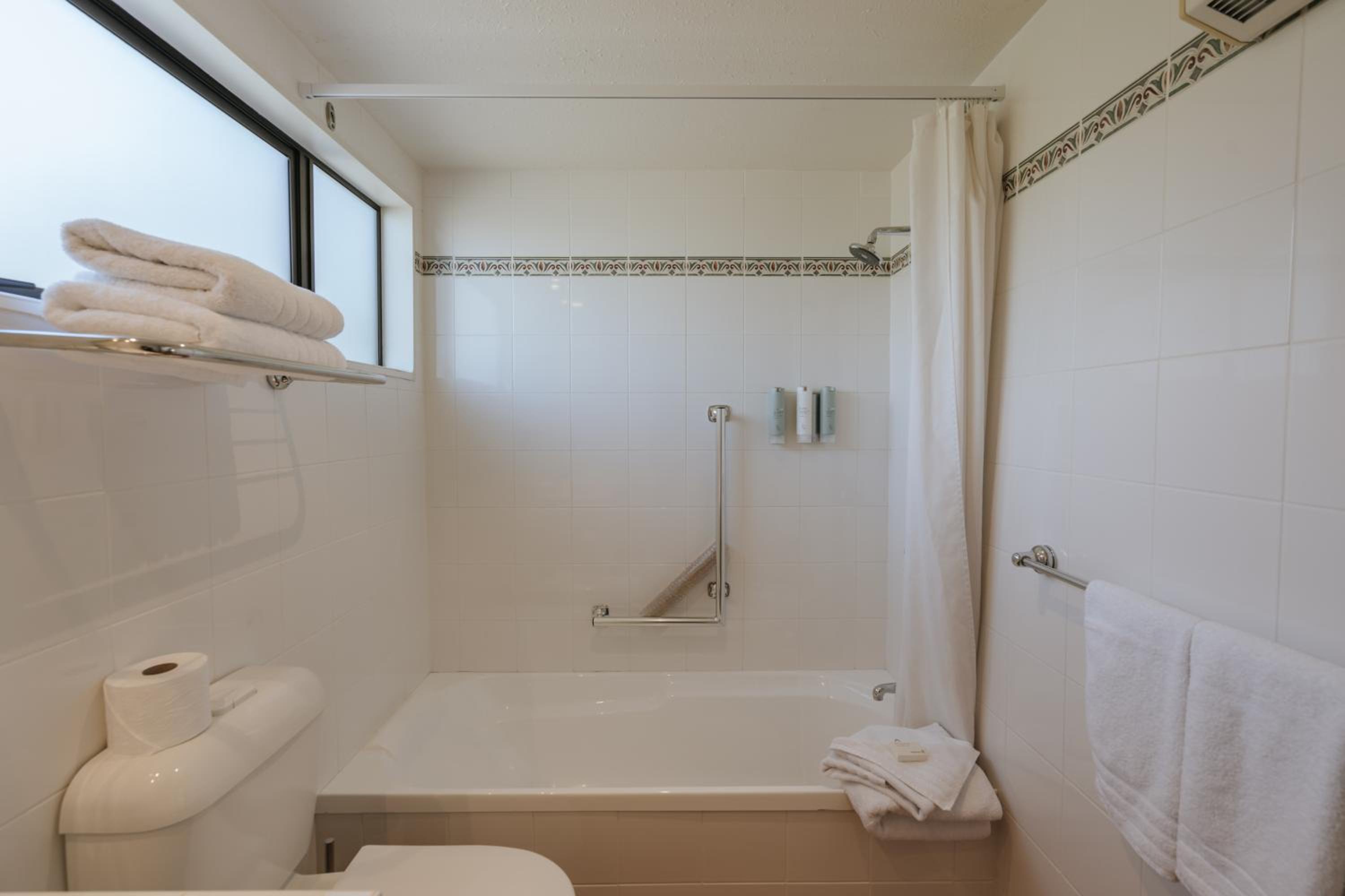 Hotel Room - Photo 6