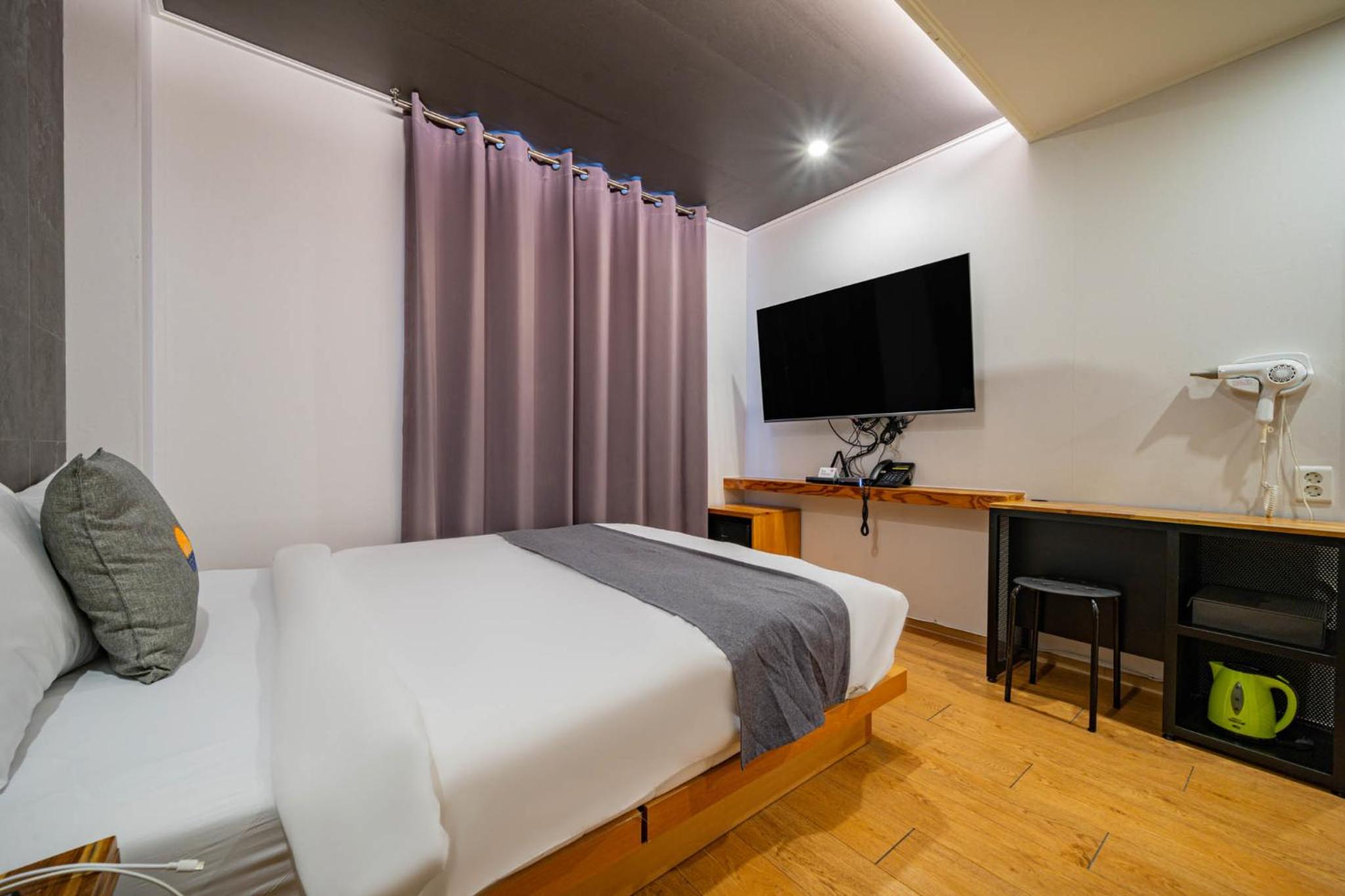 Standard Double with bathtub for one person - Photo 4
