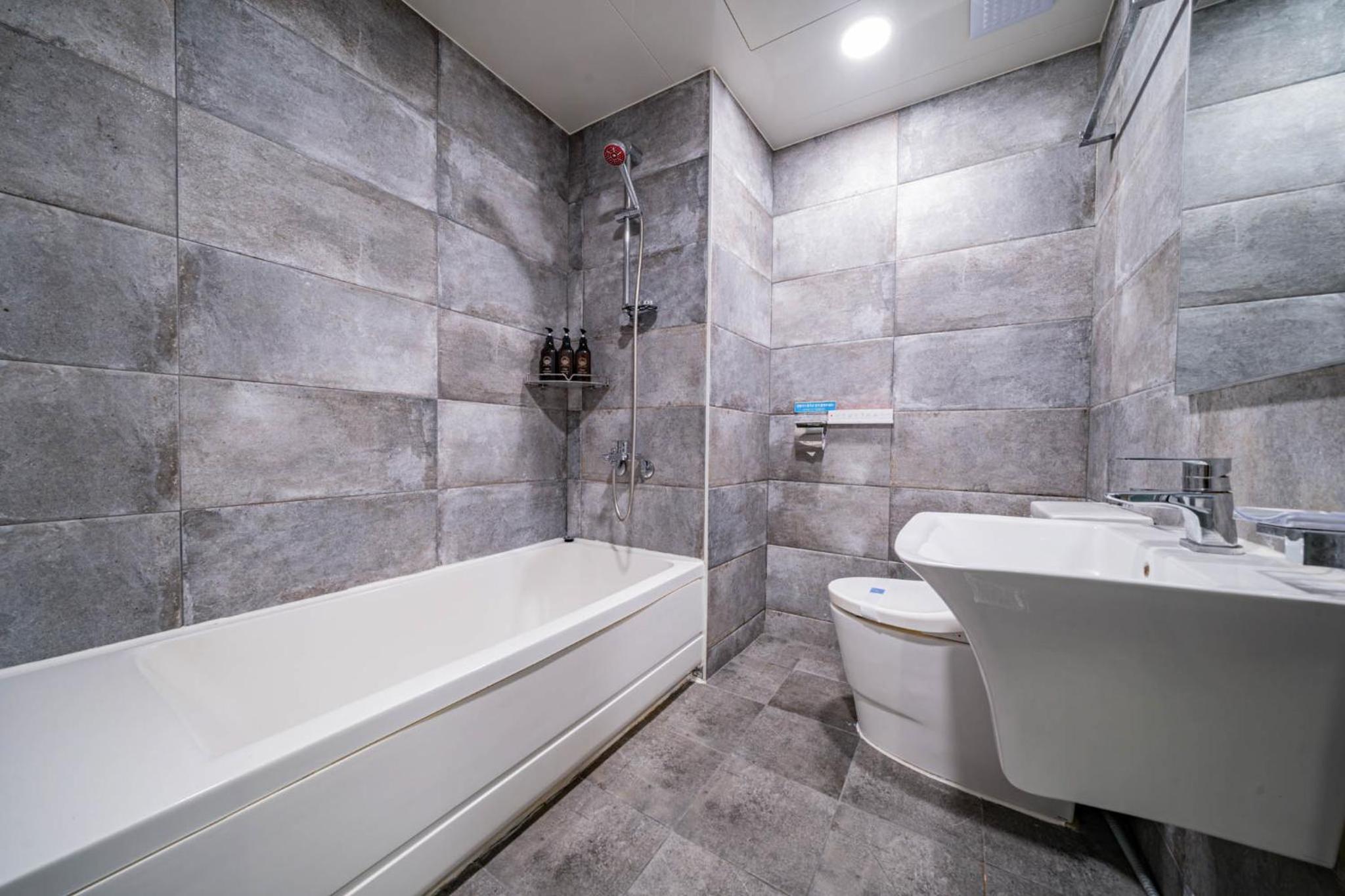 Standard Double with bathtub for one person - Photo 2