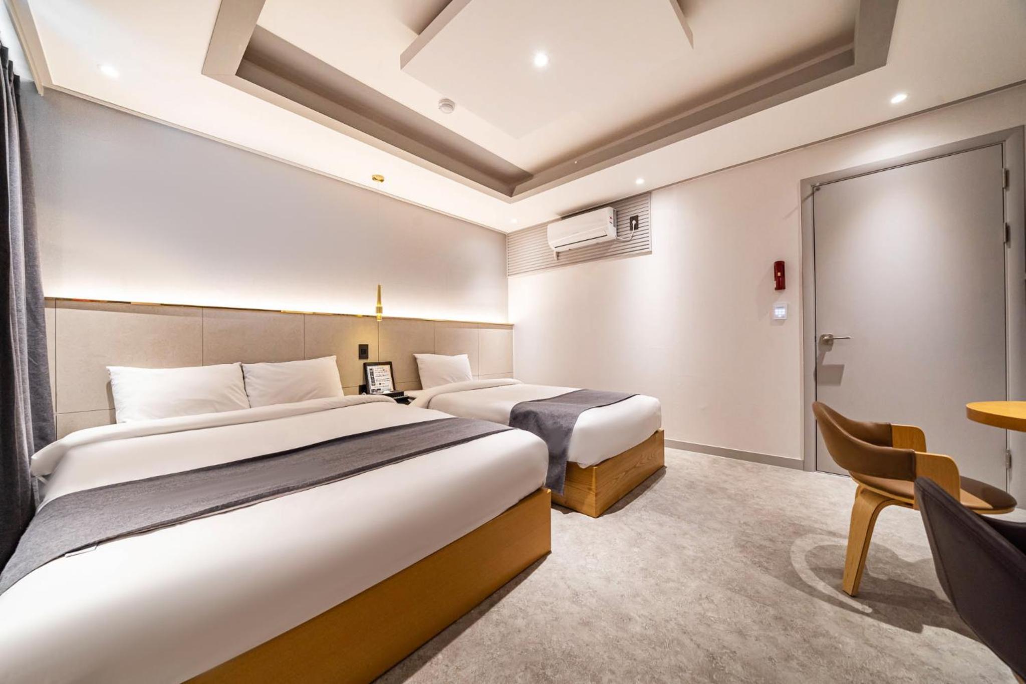 Standard Twin Room - Photo 3