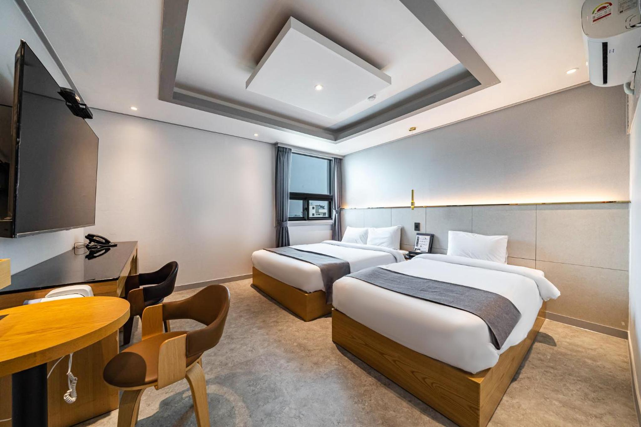 Standard Twin Room - Photo 1