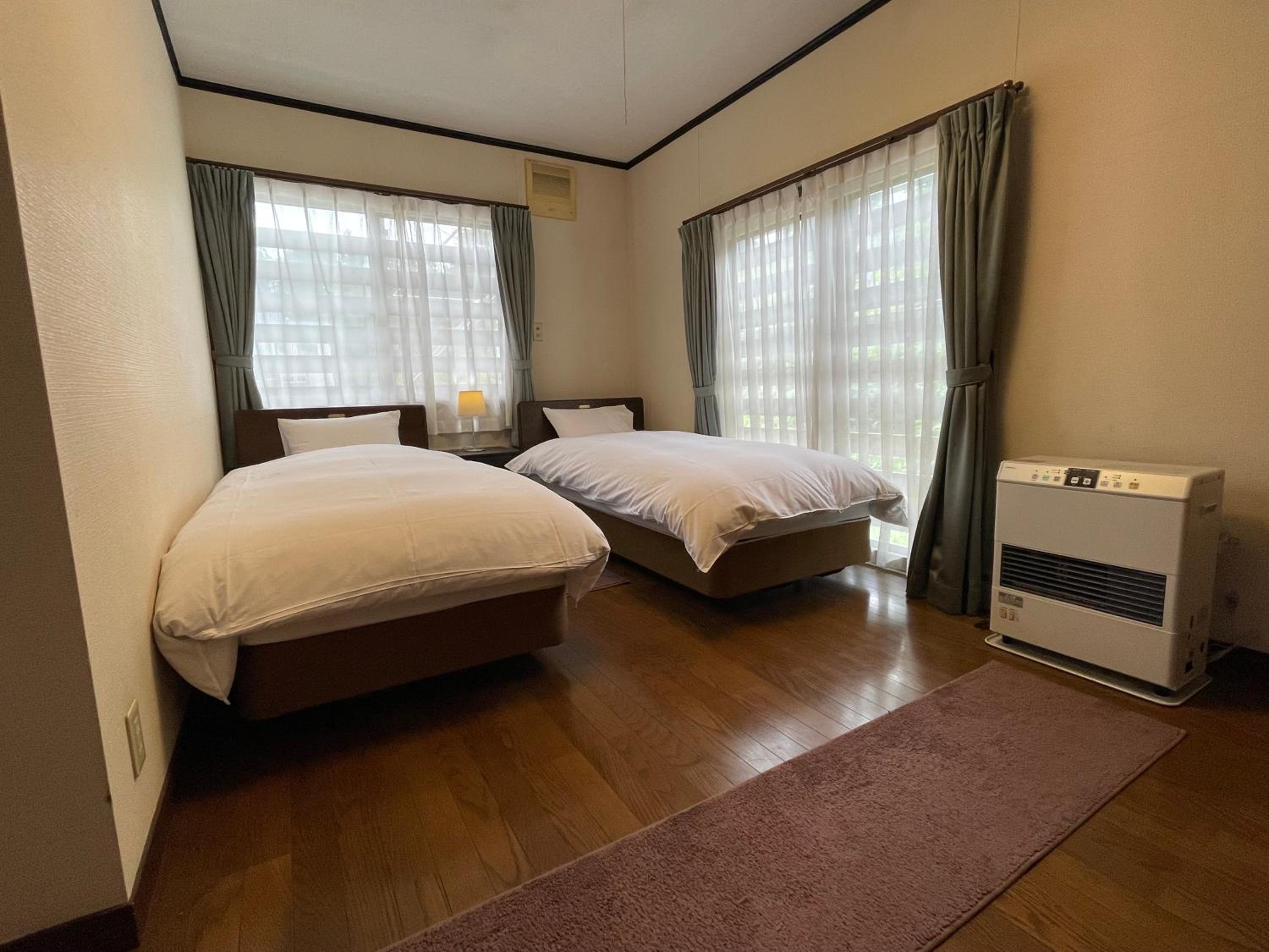Standard Twin Room with Shared Bathroom photo 2