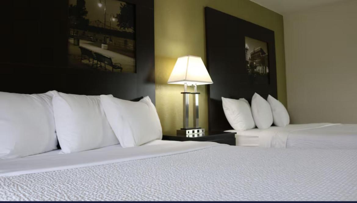 Queen Room with Two Queen Beds - Non-Smoking - Photo 2