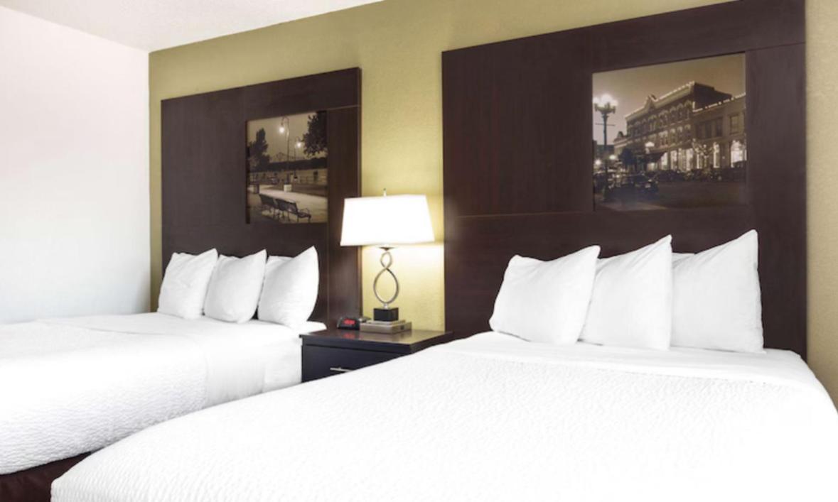 Queen Room with Two Queen Beds - Non-Smoking - Photo 1