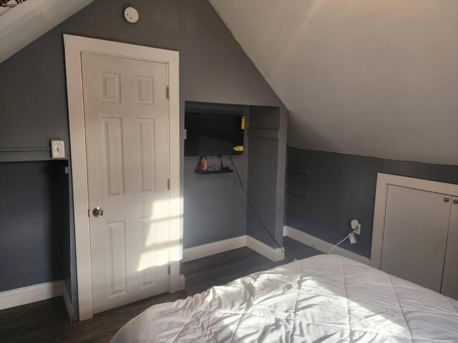 Five-Bedroom House photo 1