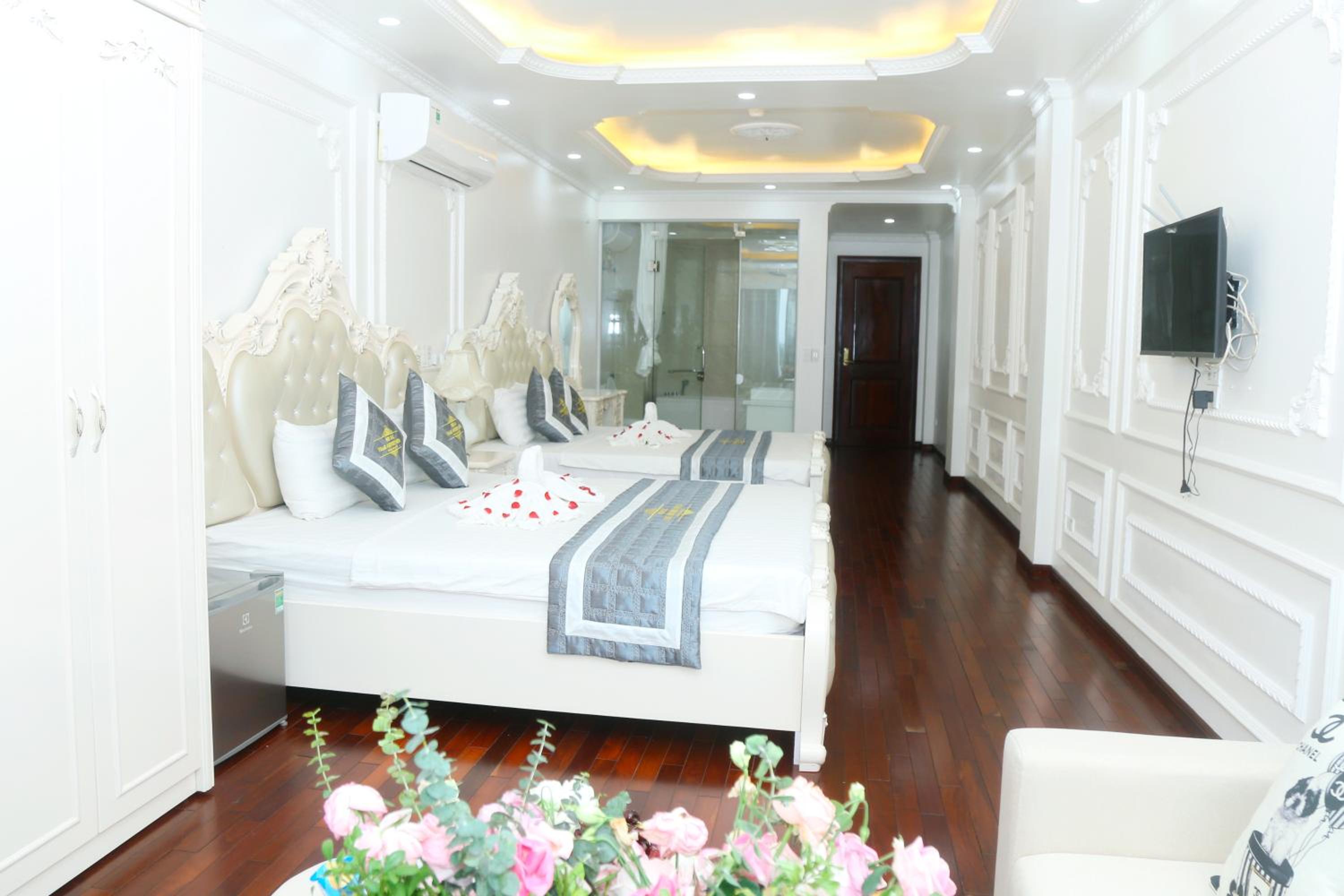 Family Room with Balcony photo 3