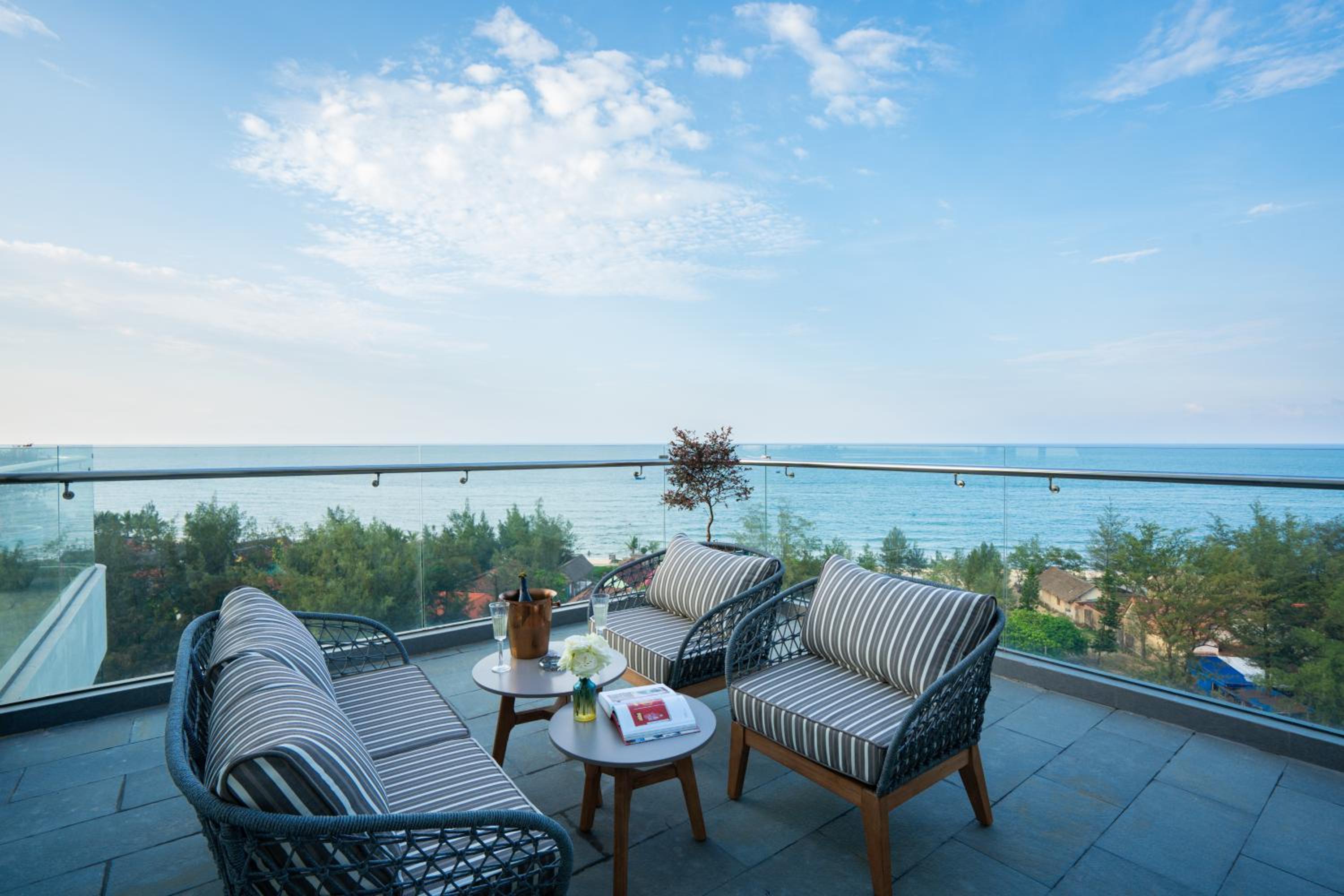 King Room with Balcony photo 2