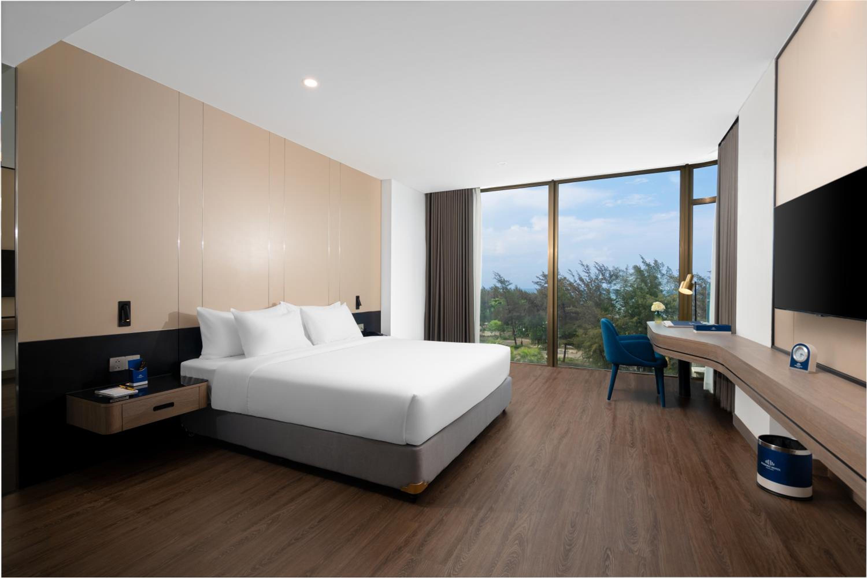 Two-Bedroom Apartment with Balcony and Sea View photo 3