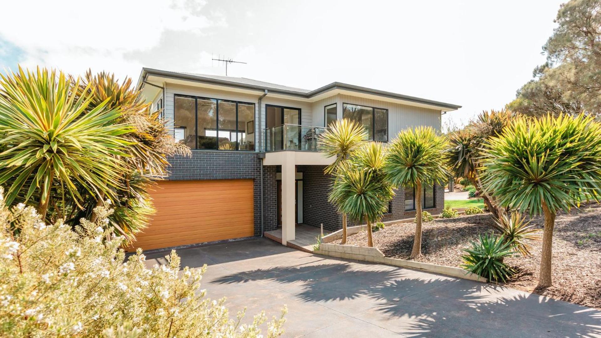 Three-Bedroom House photo 2