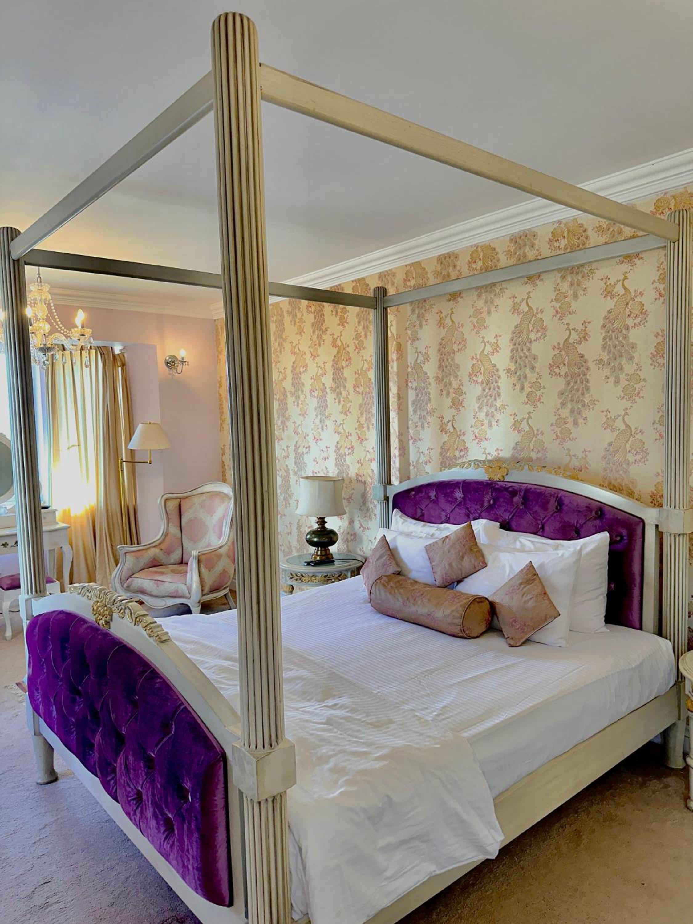 Deluxe King Room with Bath Tub photo 2