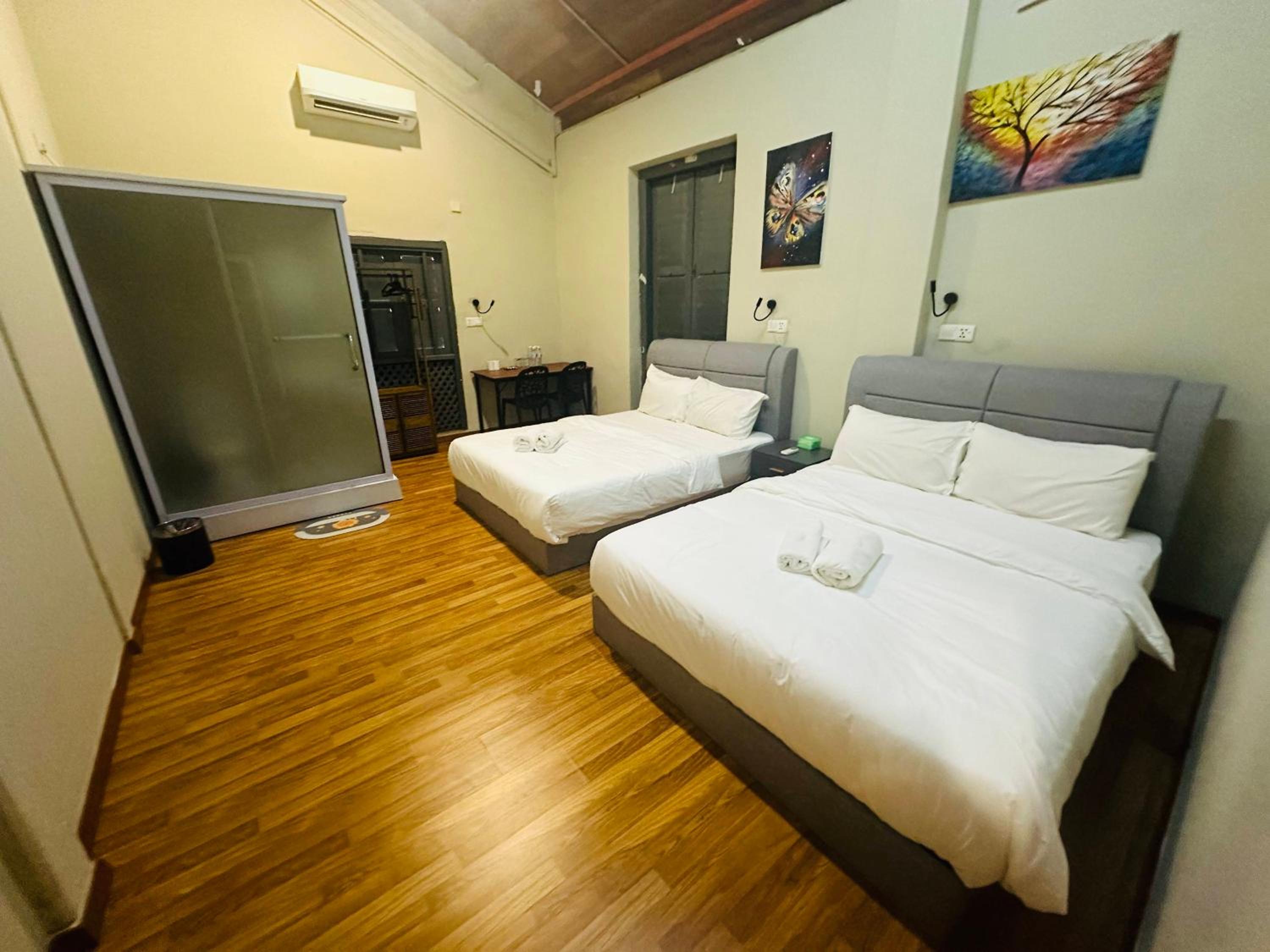 Economy Quadruple Room - Photo 1