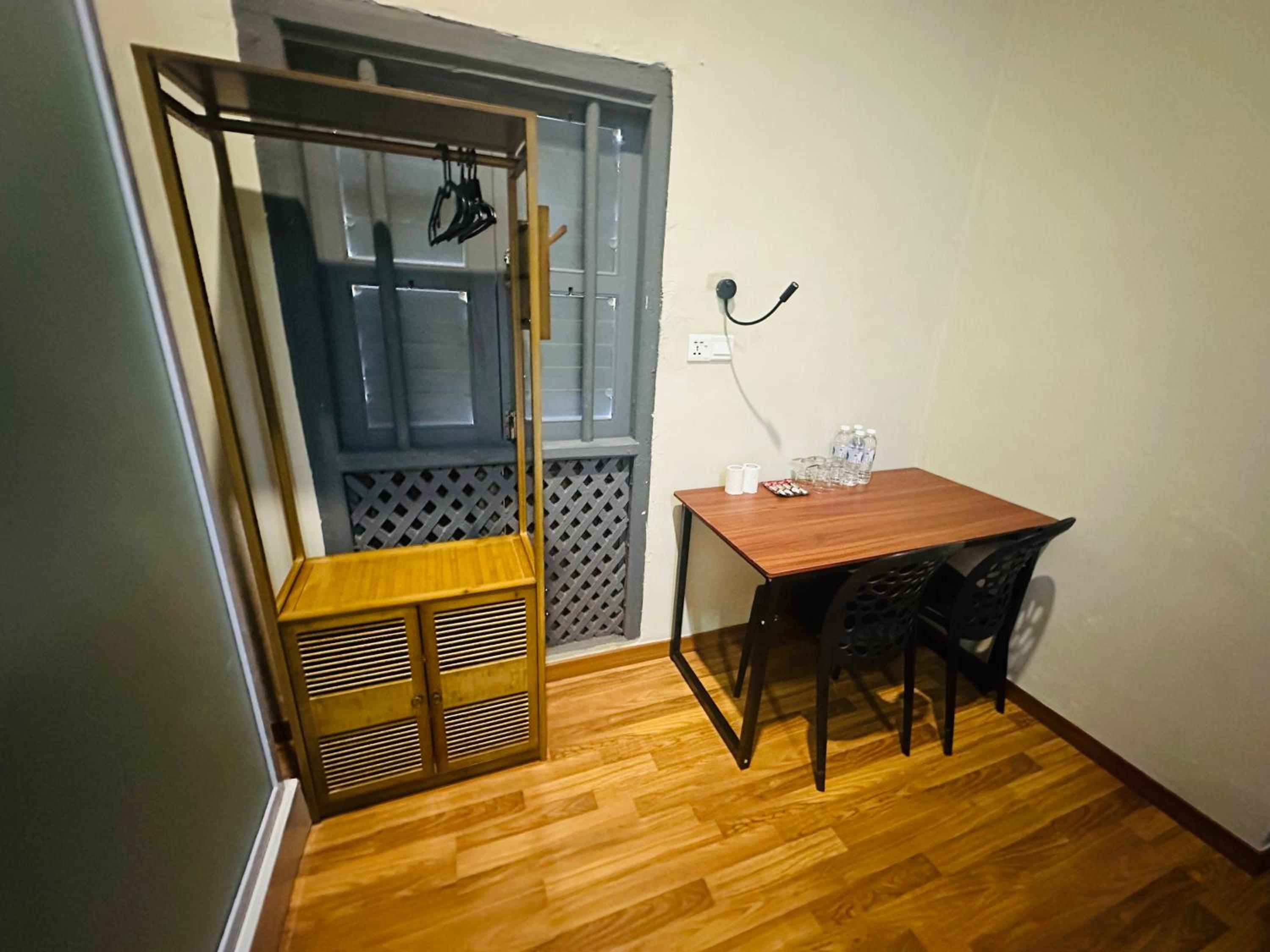 Economy Quadruple Room - Photo 6