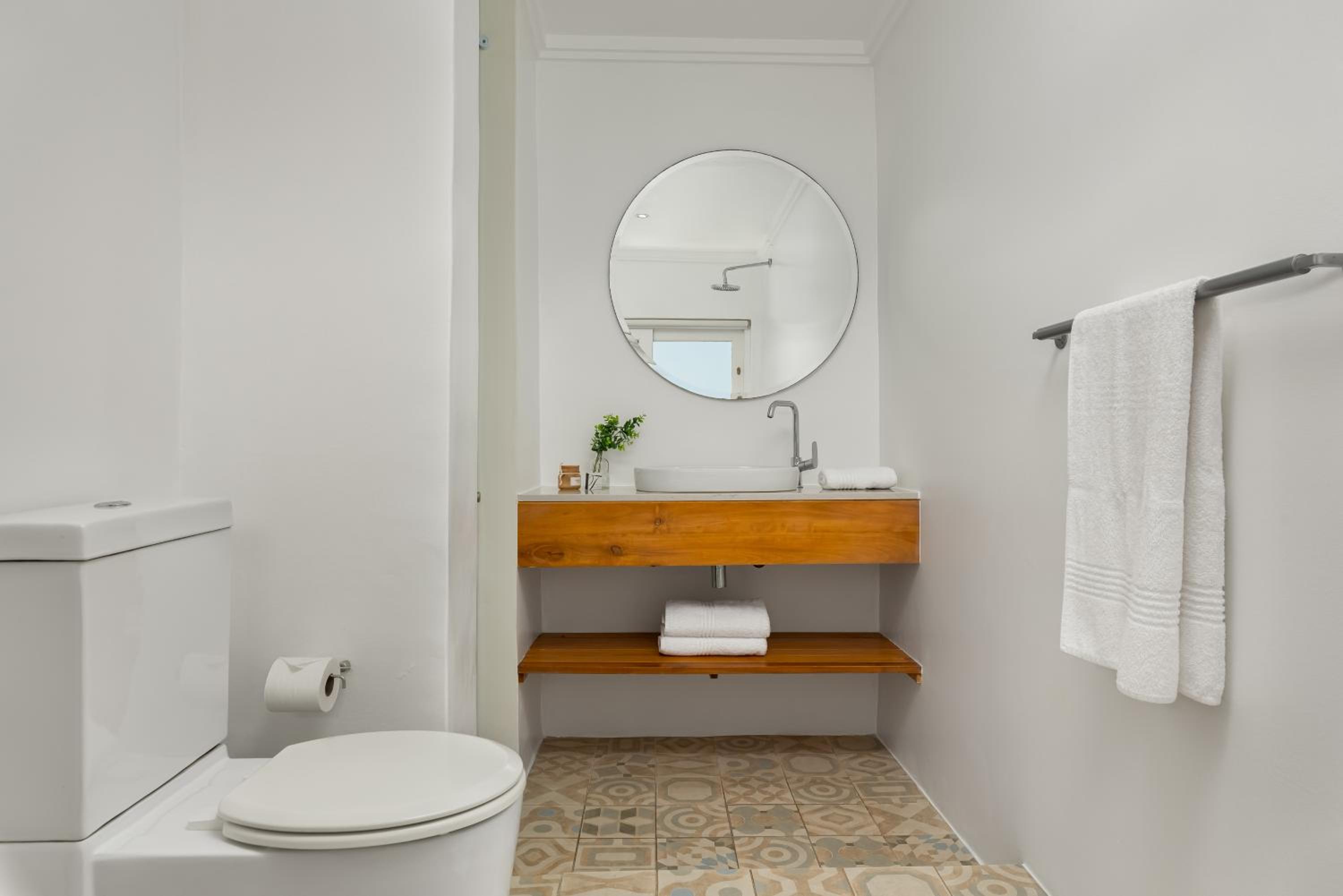 Standard Queen Room - Photo 8