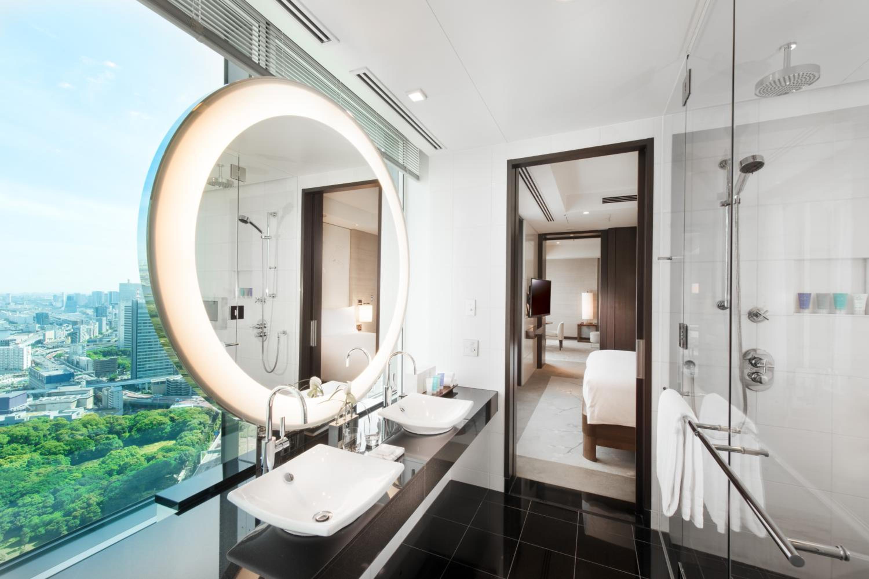 Corner King Suite with Bay View