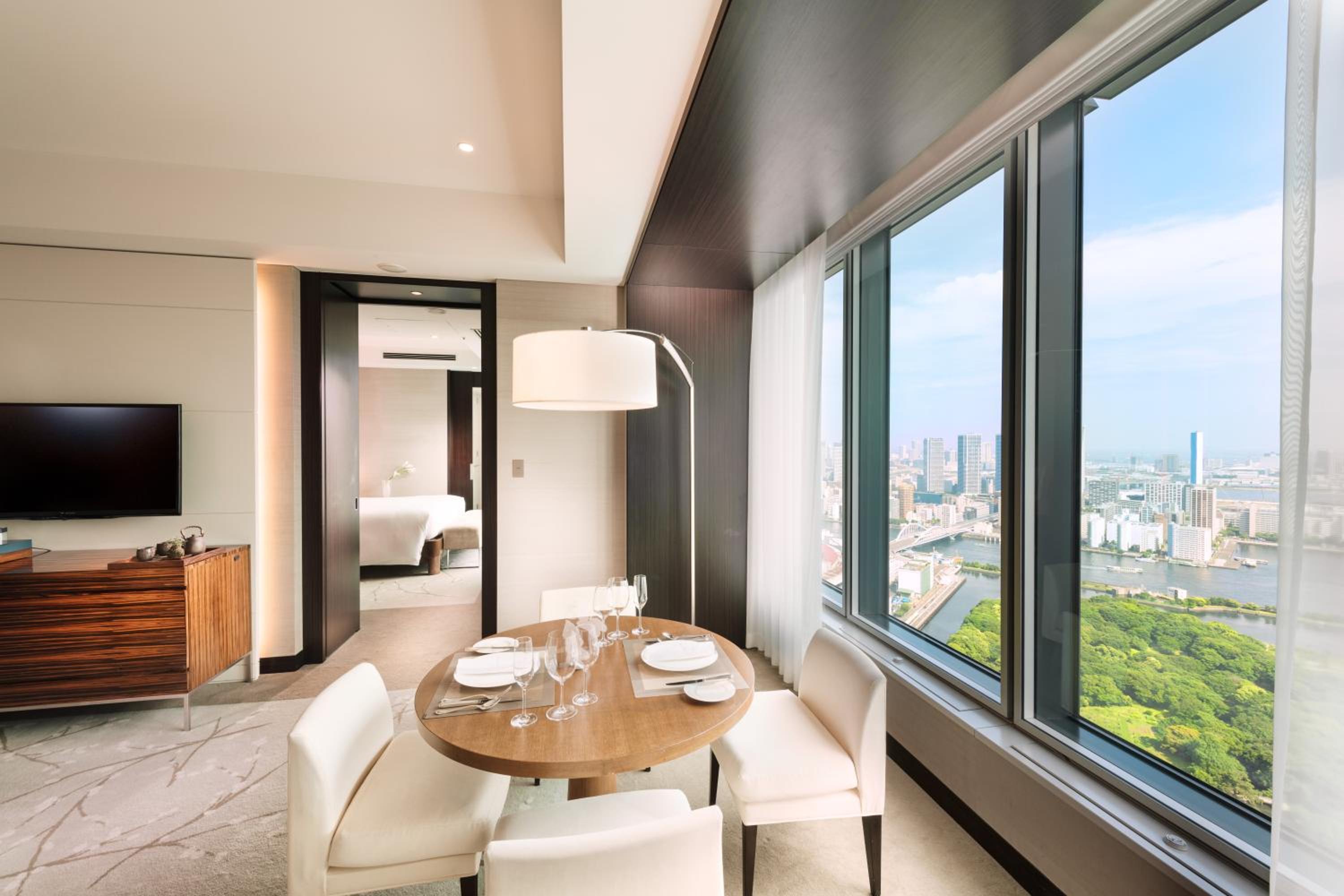 Corner King Suite with Bay View thumbnail 5