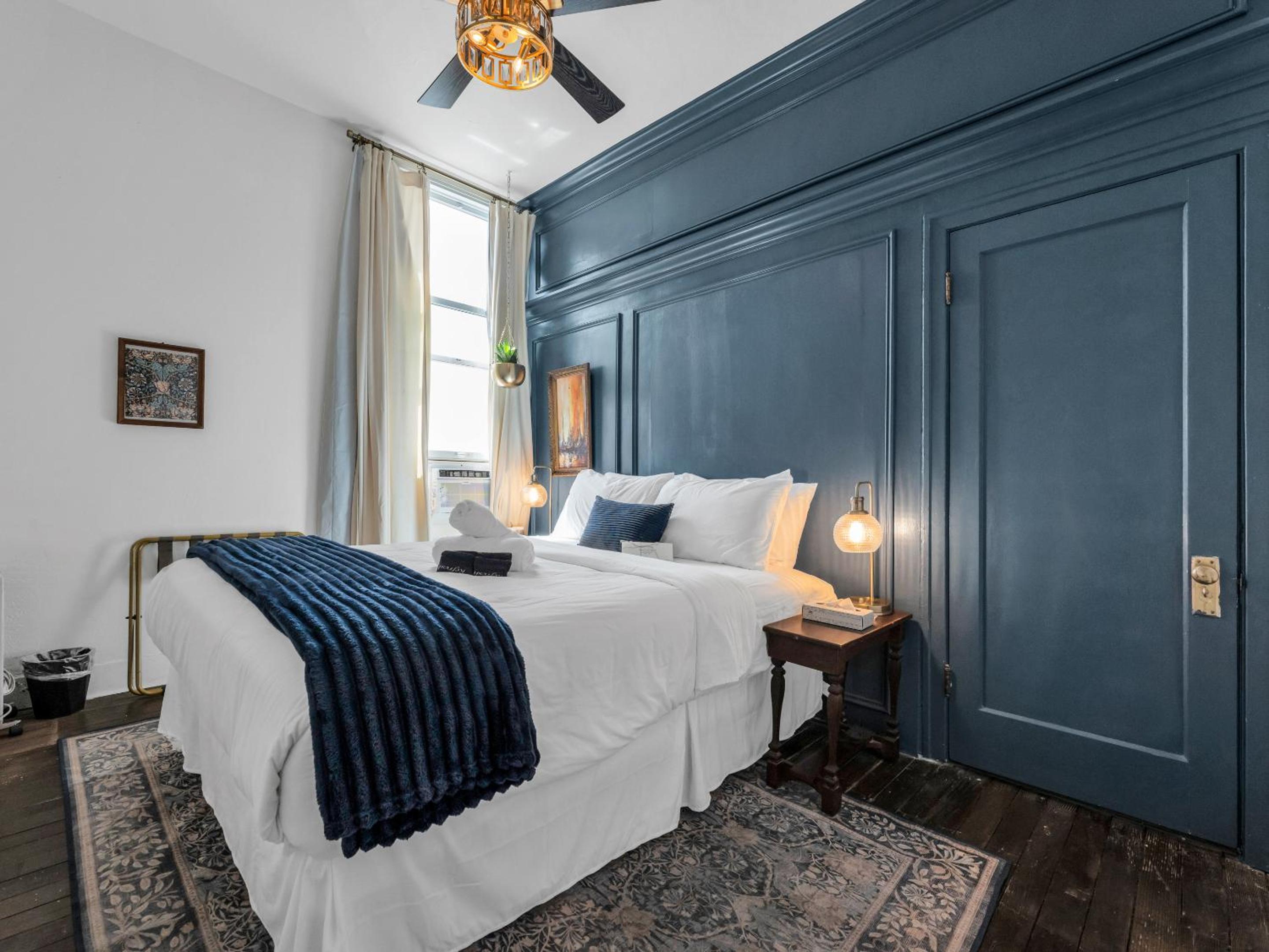 Deluxe Queen Suite