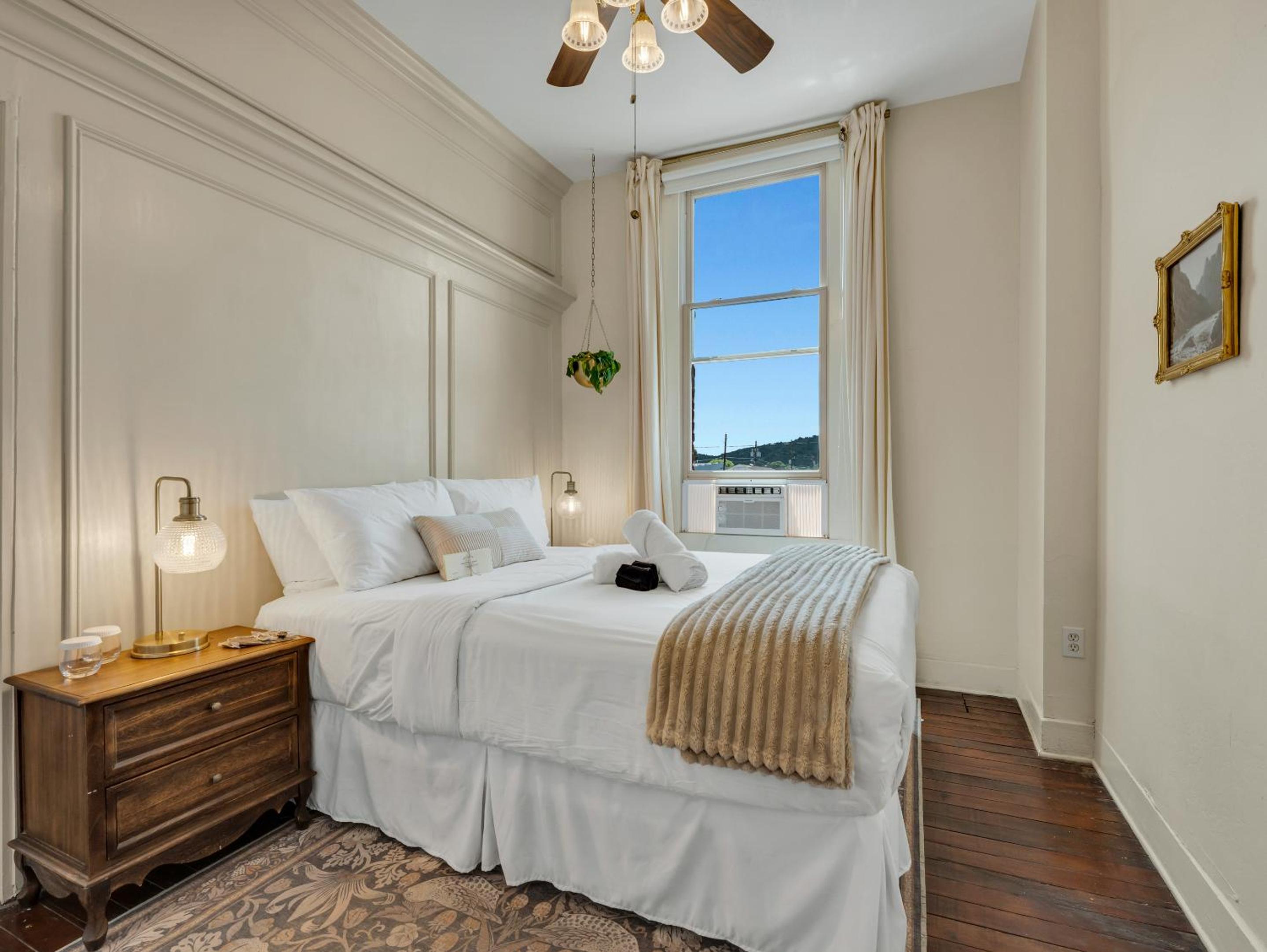 Deluxe Queen Suite