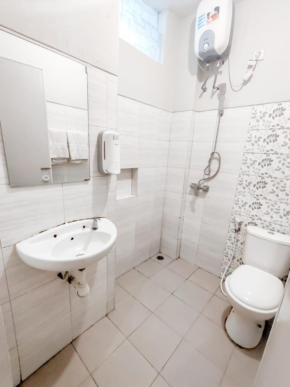 Standard Twin Room - Photo 15