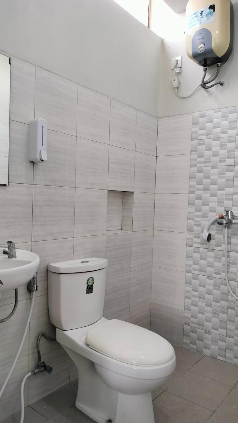 Standard Twin Room - Photo 13