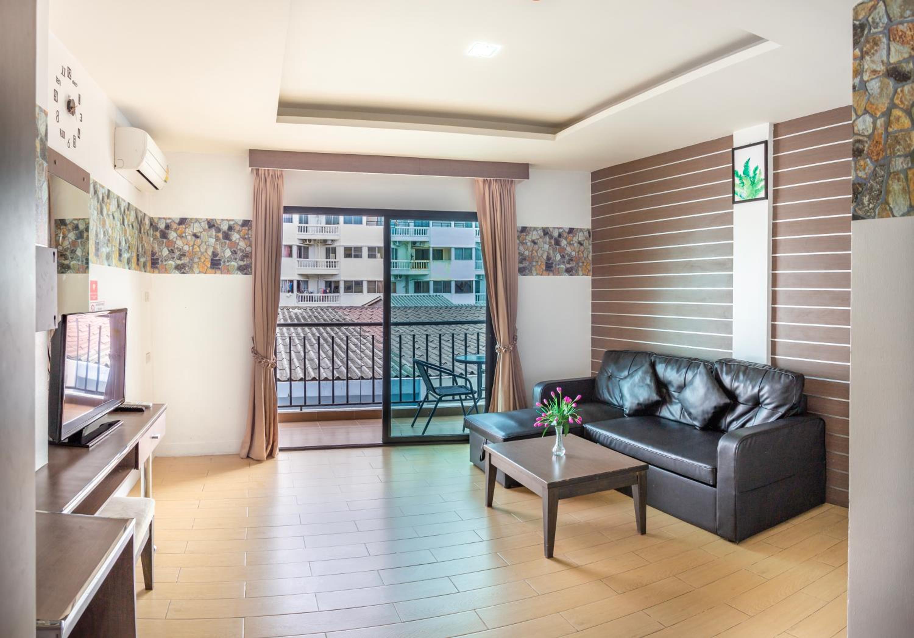 Suite with Pool View - Photo 1