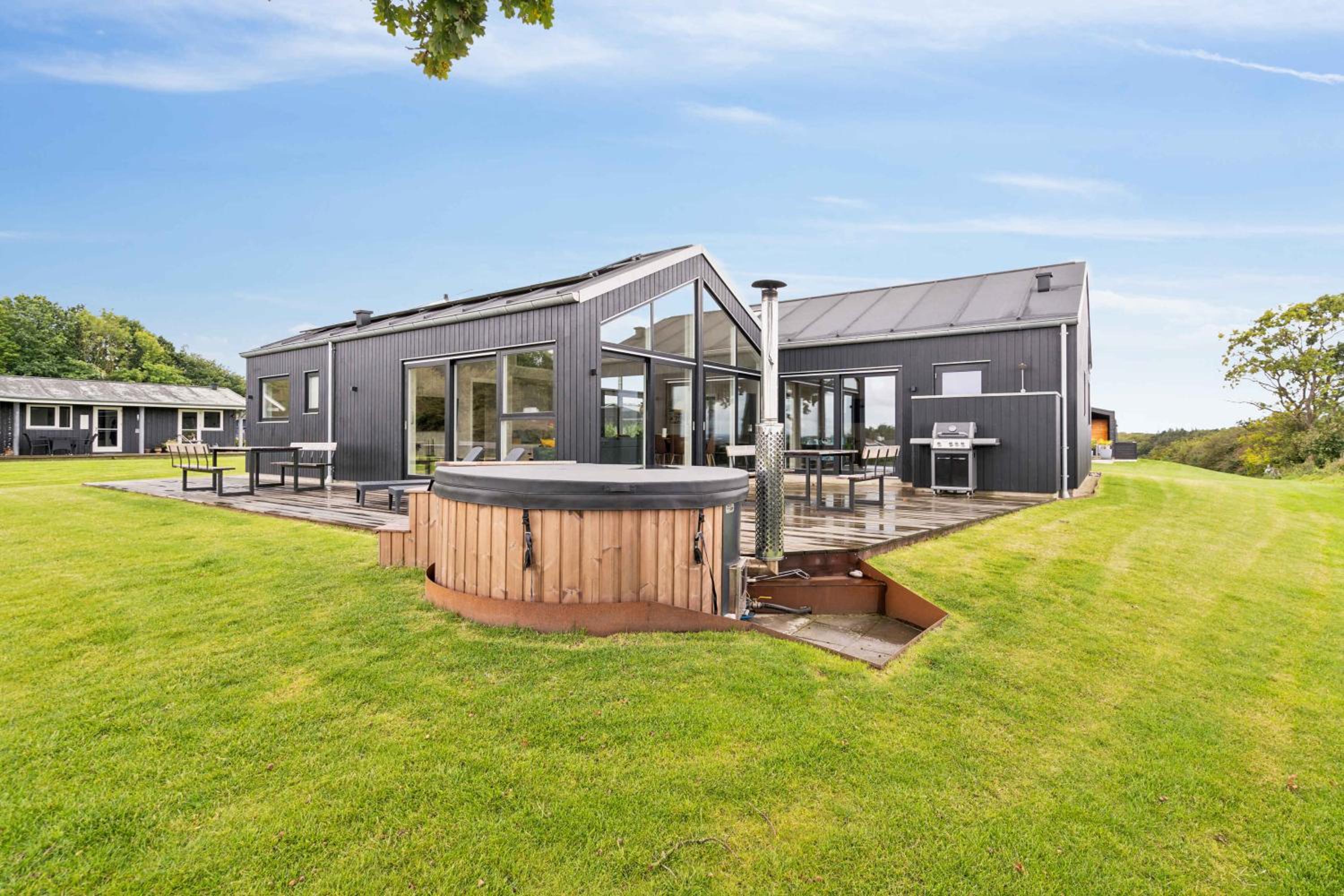Four-Bedroom House photo 3