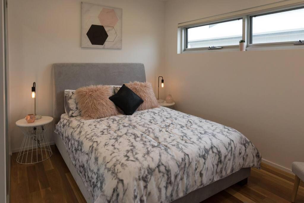 Five-Bedroom House photo 1