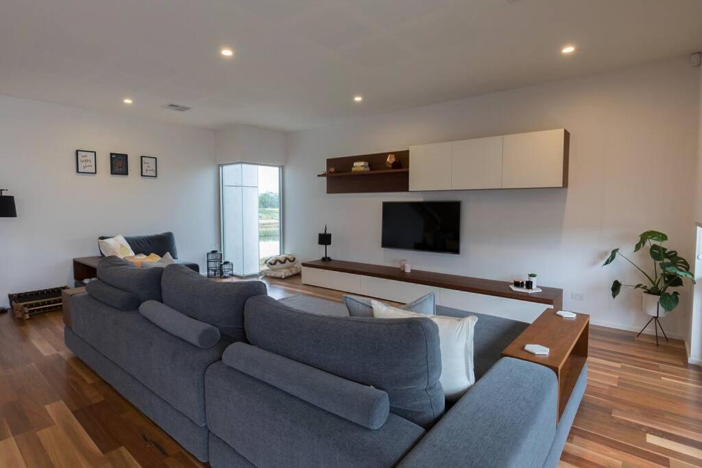 Five-Bedroom House photo 3