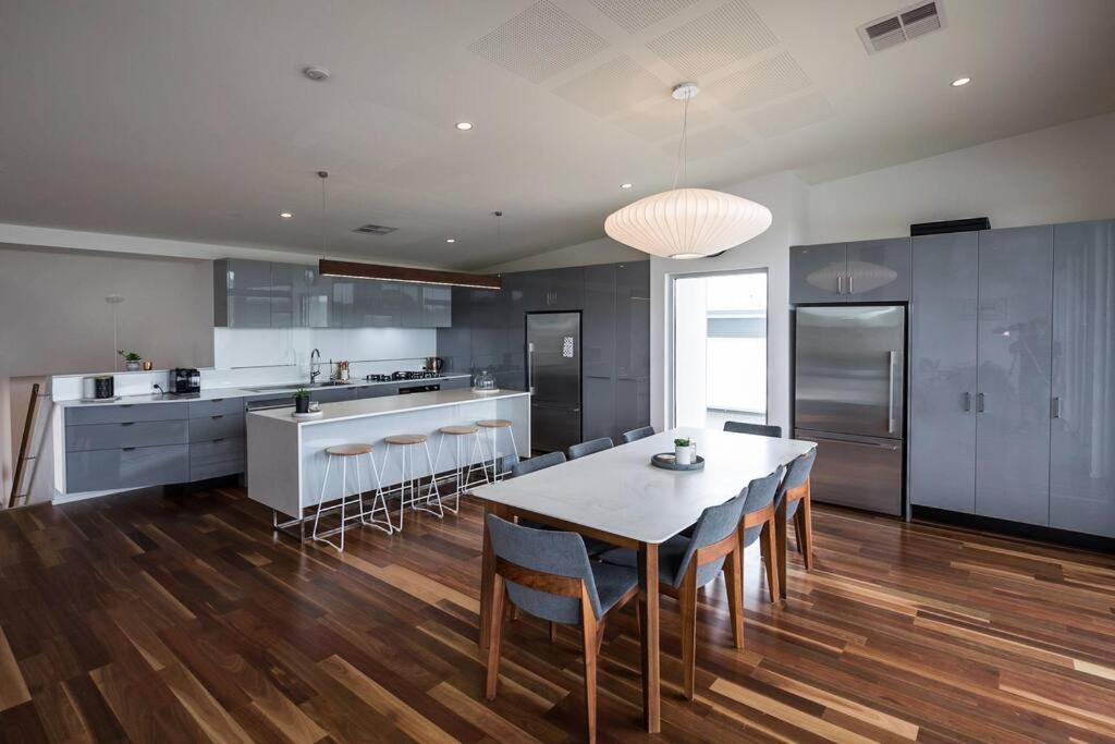 Five-Bedroom House photo 2